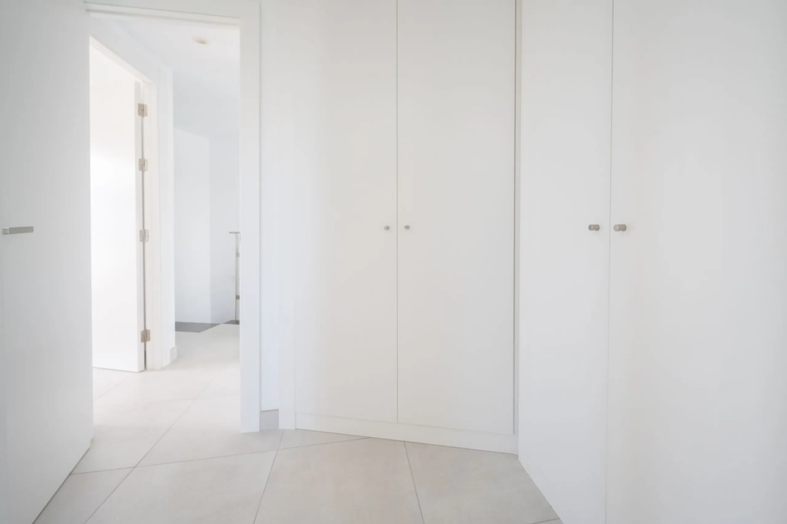 STUNNING penthouse duplex in the beautiful, newly built modern complex, located in Elements, Altos de Marbella, just a 7-minute drive from alluring beaches and the Marbella arch, and an additional 5-minute drive to La Cañada and the charming Marbella Old 