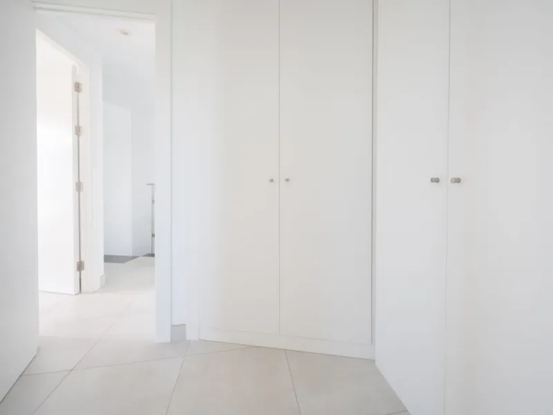 STUNNING penthouse duplex in the beautiful, newly built modern complex, located in Elements, Altos de Marbella, just a 7-minute drive from alluring beaches and the Marbella arch, and an additional 5-minute drive to La Cañada and the charming Marbella Old 