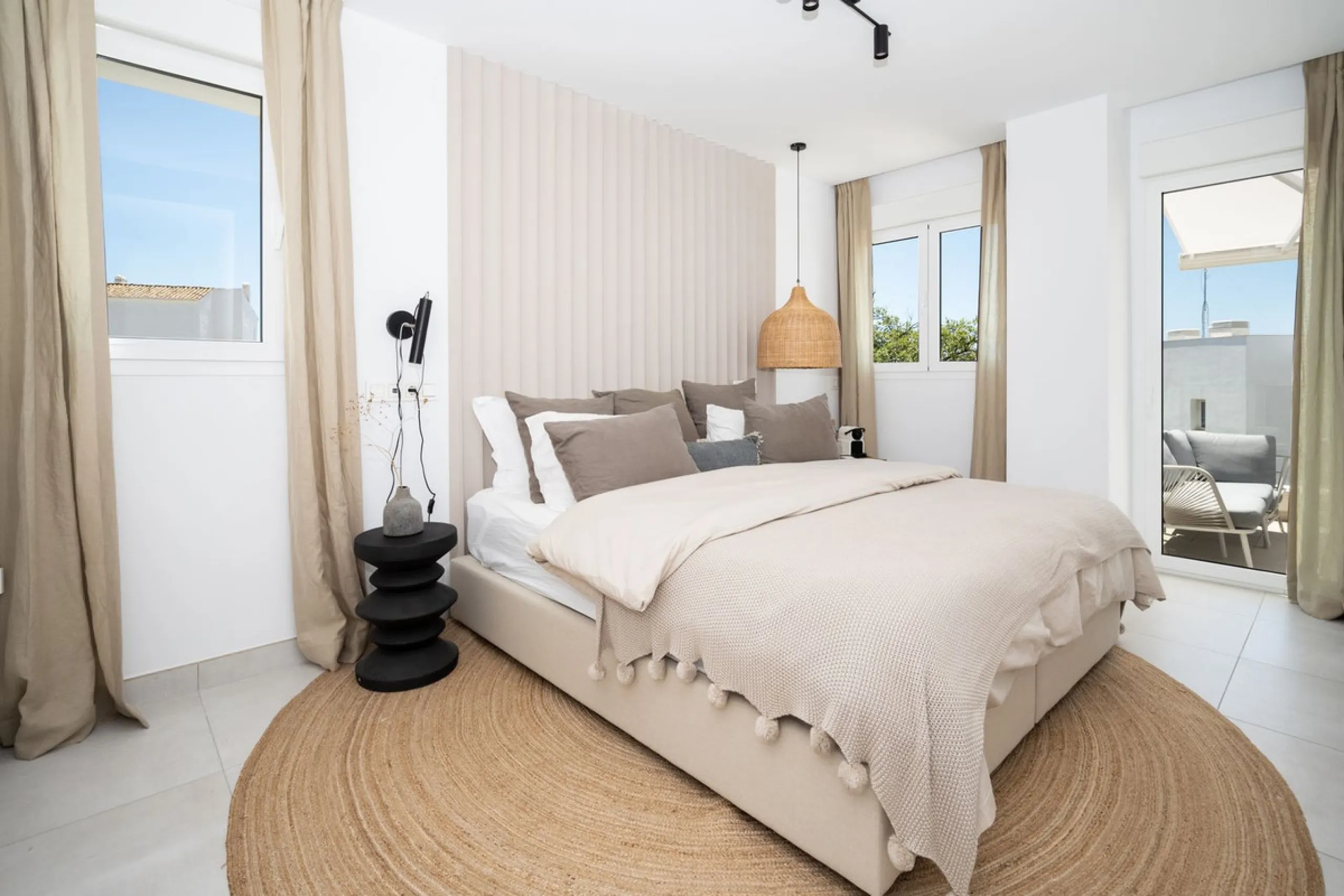 STUNNING penthouse duplex in the beautiful, newly built modern complex, located in Elements, Altos de Marbella, just a 7-minute drive from alluring beaches and the Marbella arch, and an additional 5-minute drive to La Cañada and the charming Marbella Old 