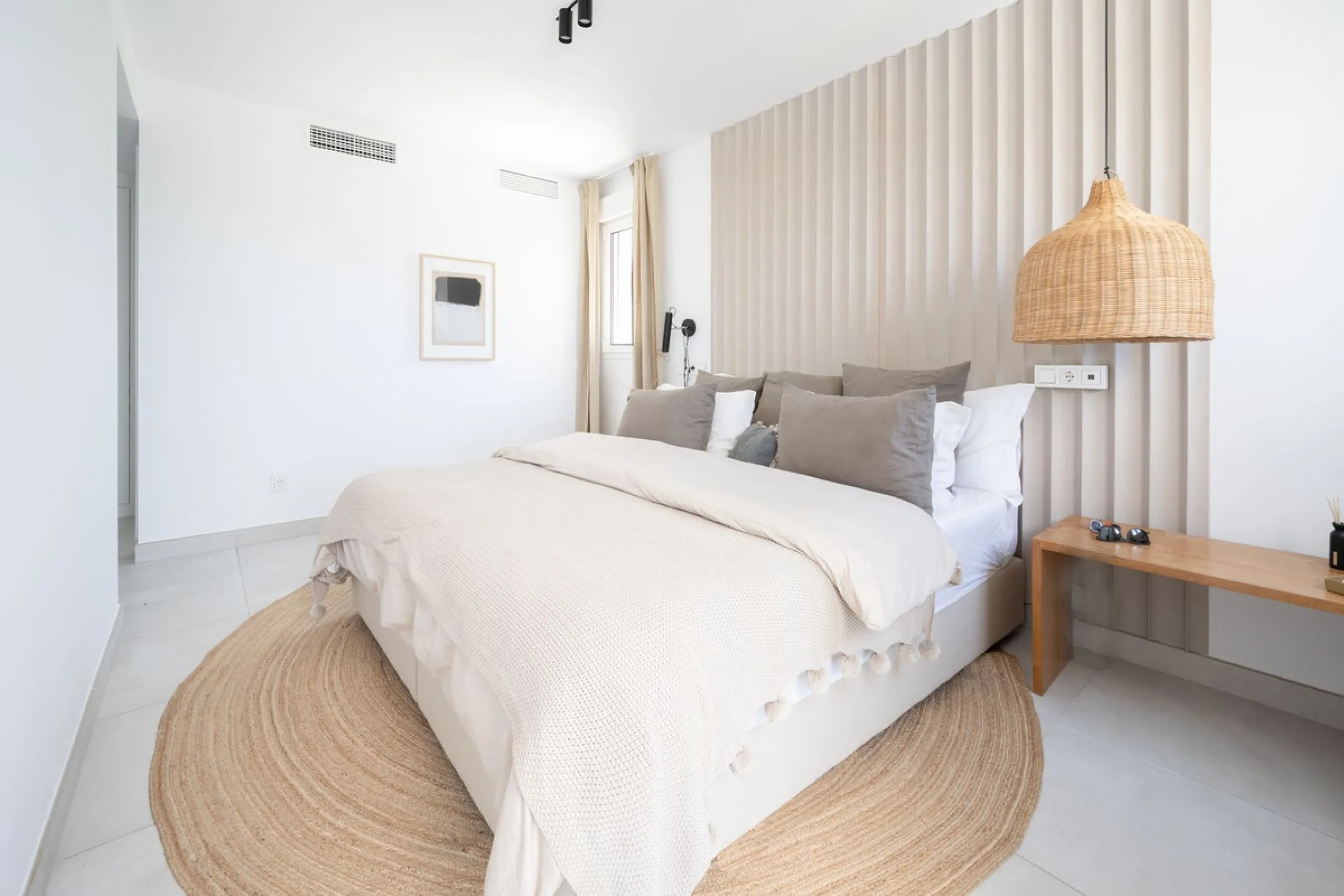 STUNNING penthouse duplex in the beautiful, newly built modern complex, located in Elements, Altos de Marbella, just a 7-minute drive from alluring beaches and the Marbella arch, and an additional 5-minute drive to La Cañada and the charming Marbella Old 