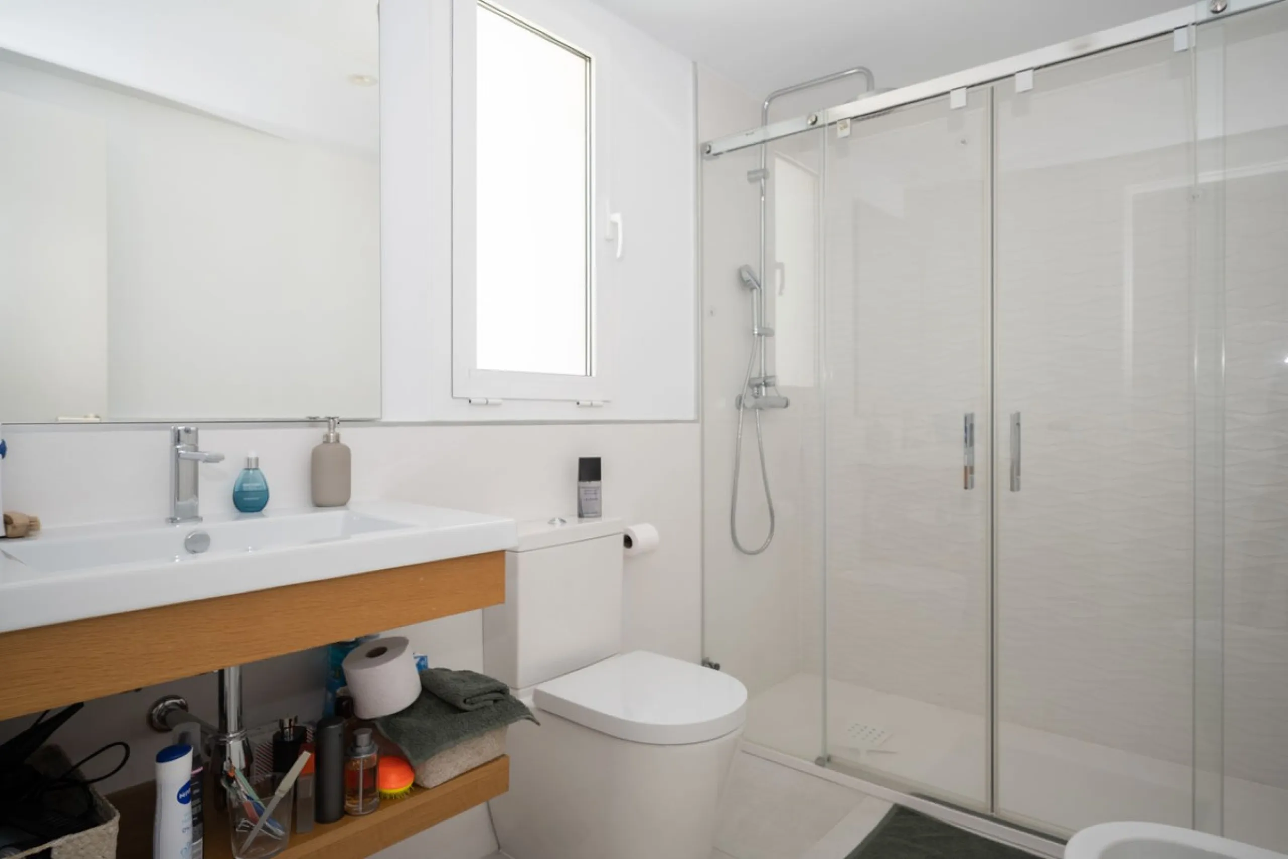 STUNNING penthouse duplex in the beautiful, newly built modern complex, located in Elements, Altos de Marbella, just a 7-minute drive from alluring beaches and the Marbella arch, and an additional 5-minute drive to La Cañada and the charming Marbella Old 