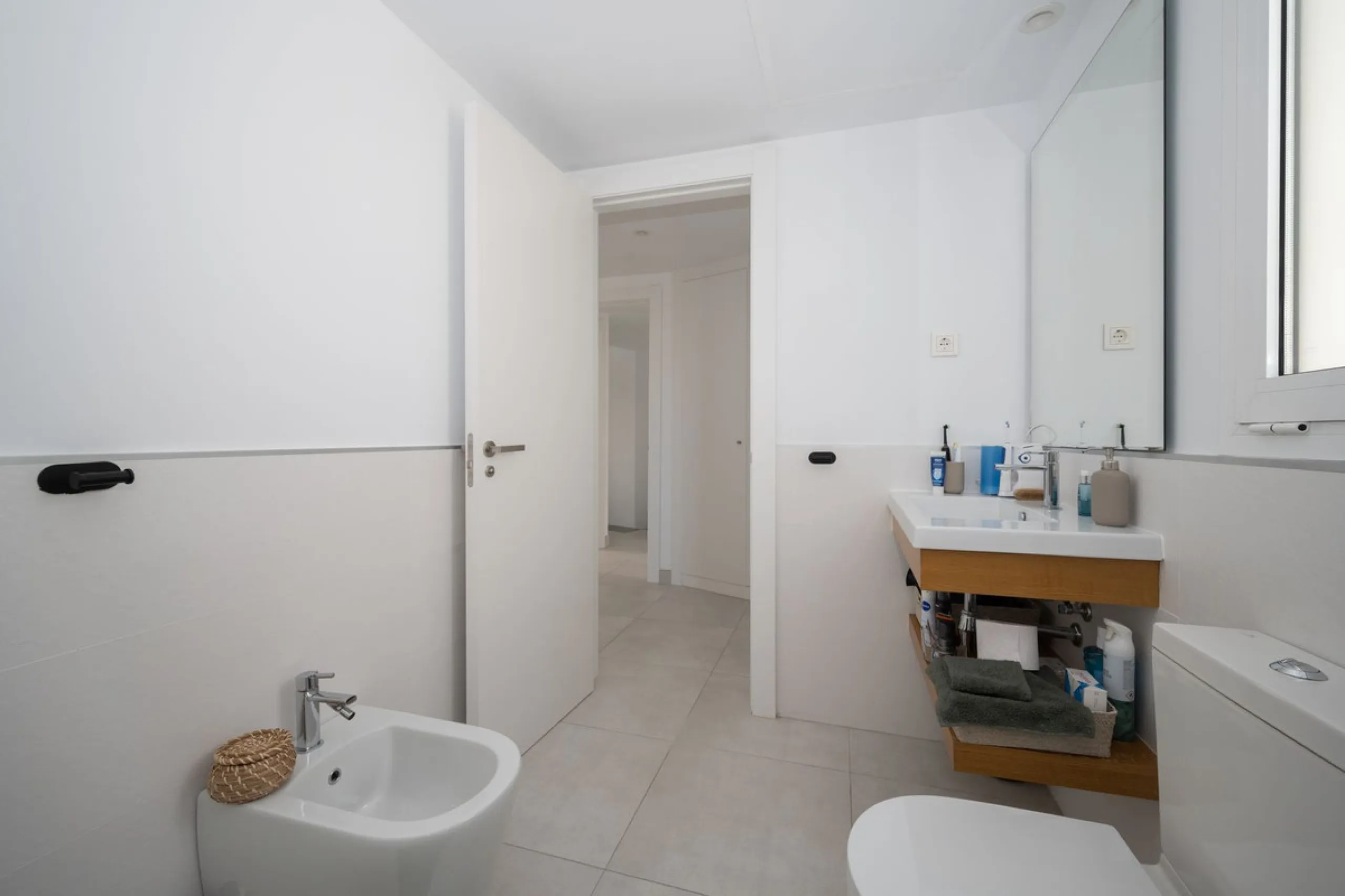 STUNNING penthouse duplex in the beautiful, newly built modern complex, located in Elements, Altos de Marbella, just a 7-minute drive from alluring beaches and the Marbella arch, and an additional 5-minute drive to La Cañada and the charming Marbella Old 