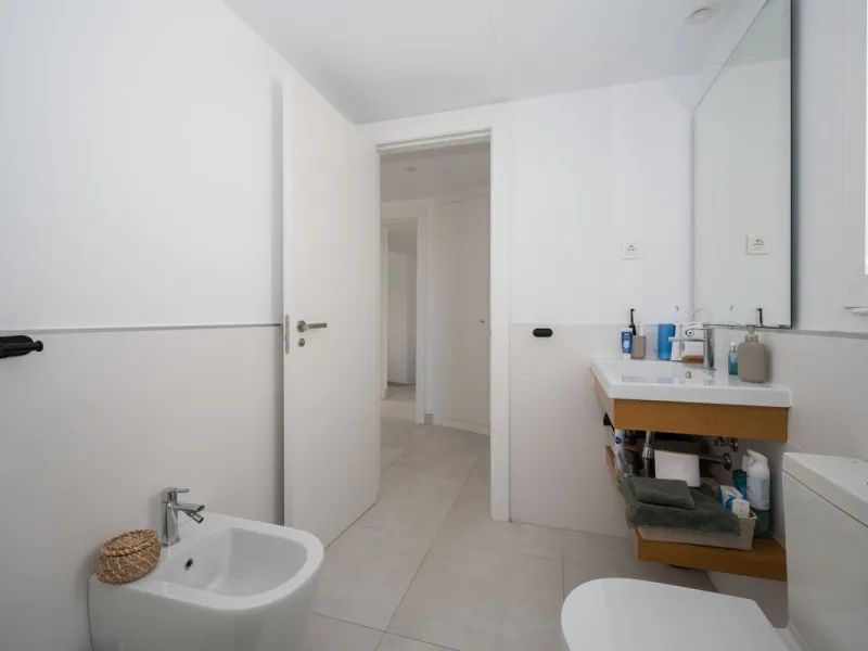 STUNNING penthouse duplex in the beautiful, newly built modern complex, located in Elements, Altos de Marbella, just a 7-minute drive from alluring beaches and the Marbella arch, and an additional 5-minute drive to La Cañada and the charming Marbella Old 