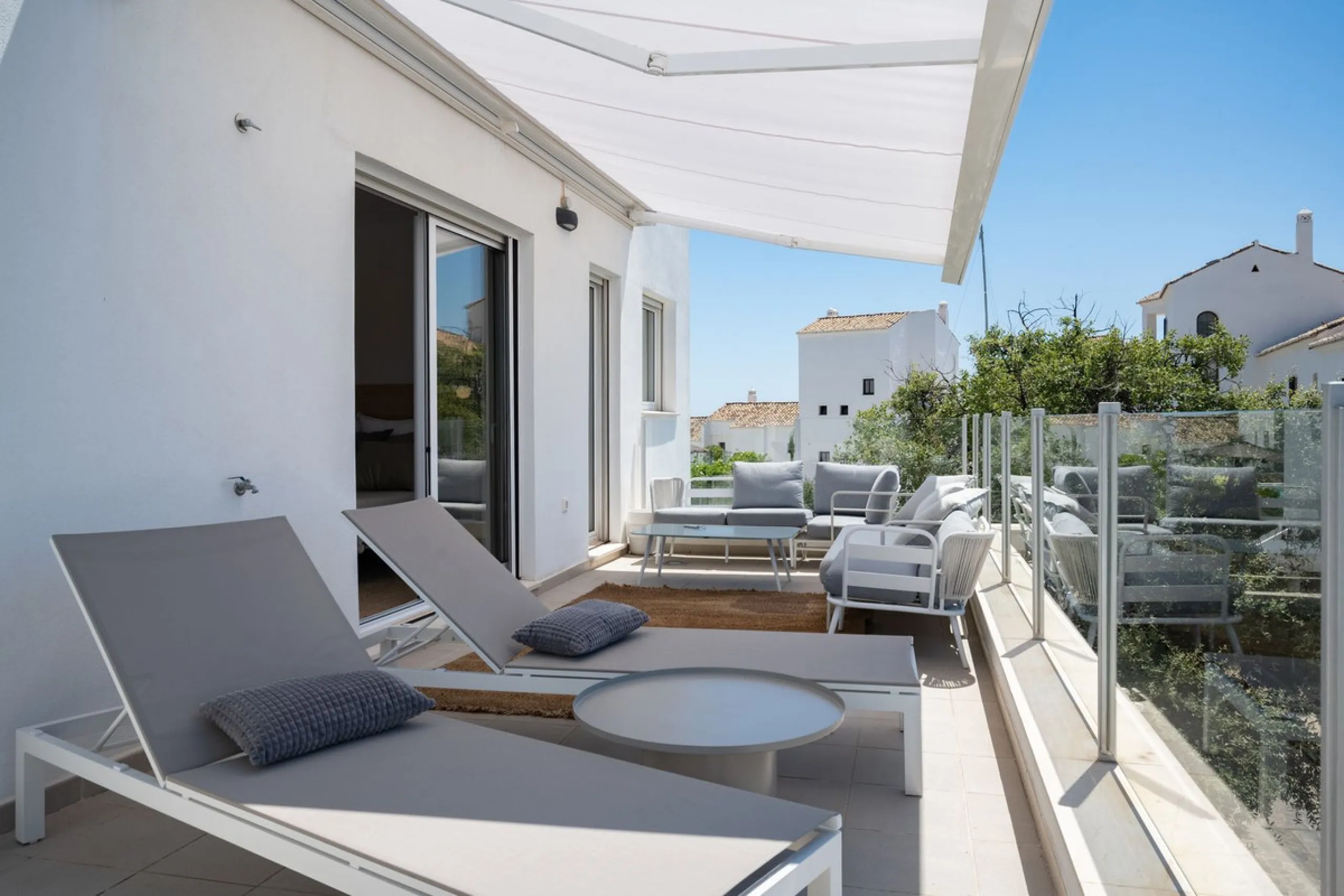 STUNNING penthouse duplex in the beautiful, newly built modern complex, located in Elements, Altos de Marbella, just a 7-minute drive from alluring beaches and the Marbella arch, and an additional 5-minute drive to La Cañada and the charming Marbella Old 