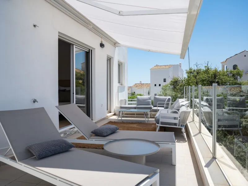 STUNNING penthouse duplex in the beautiful, newly built modern complex, located in Elements, Altos de Marbella, just a 7-minute drive from alluring beaches and the Marbella arch, and an additional 5-minute drive to La Cañada and the charming Marbella Old 
