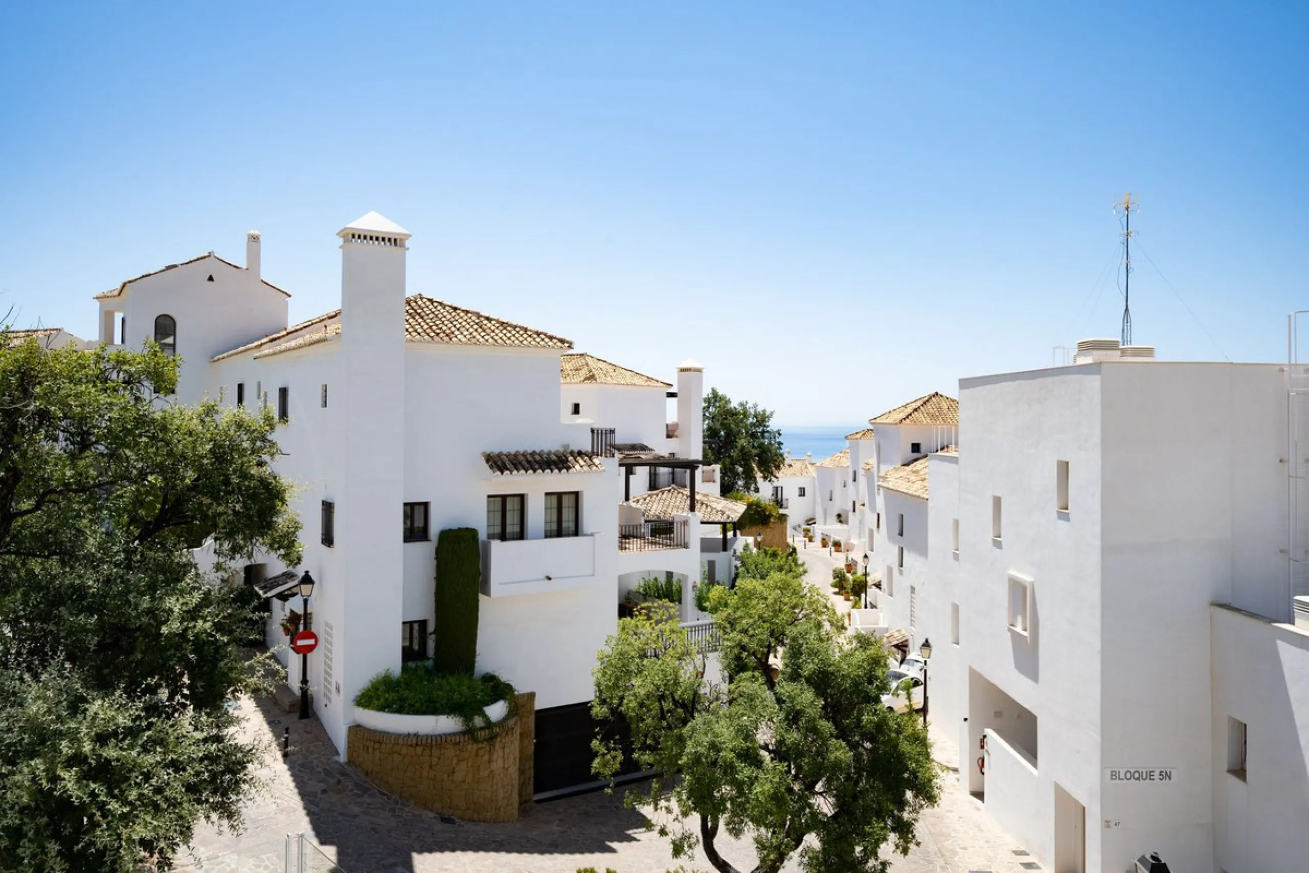 STUNNING penthouse duplex in the beautiful, newly built modern complex, located in Elements, Altos de Marbella, just a 7-minute drive from alluring beaches and the Marbella arch, and an additional 5-minute drive to La Cañada and the charming Marbella Old 