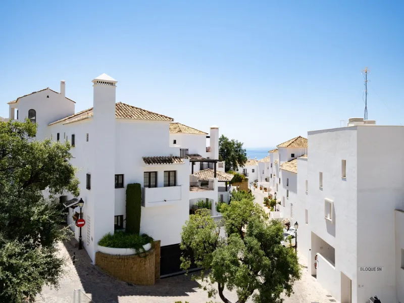 STUNNING penthouse duplex in the beautiful, newly built modern complex, located in Elements, Altos de Marbella, just a 7-minute drive from alluring beaches and the Marbella arch, and an additional 5-minute drive to La Cañada and the charming Marbella Old 
