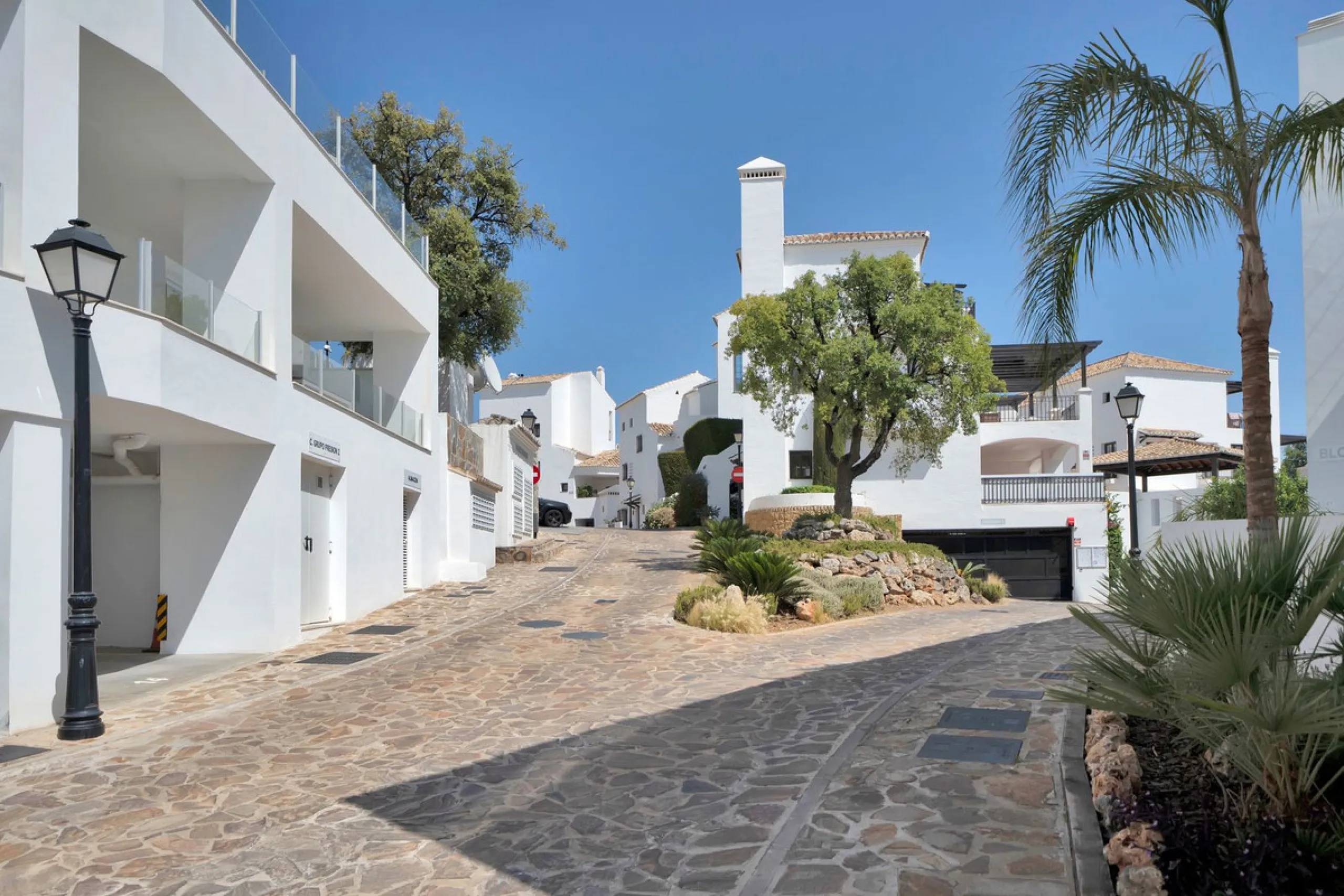 STUNNING penthouse duplex in the beautiful, newly built modern complex, located in Elements, Altos de Marbella, just a 7-minute drive from alluring beaches and the Marbella arch, and an additional 5-minute drive to La Cañada and the charming Marbella Old 