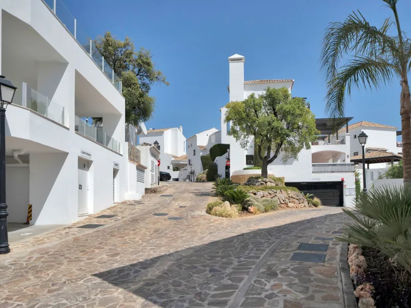 STUNNING penthouse duplex in the beautiful, newly built modern complex, located in Elements, Altos de Marbella, just a 7-minute drive from alluring beaches and the Marbella arch, and an additional 5-minute drive to La Cañada and the charming Marbella Old 