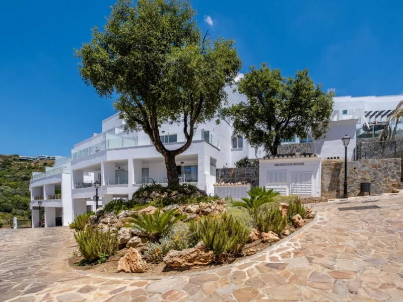 STUNNING penthouse duplex in the beautiful, newly built modern complex, located in Elements, Altos de Marbella, just a 7-minute drive from alluring beaches and the Marbella arch, and an additional 5-minute drive to La Cañada and the charming Marbella Old 