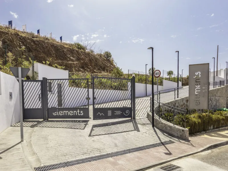 STUNNING penthouse duplex in the beautiful, newly built modern complex, located in Elements, Altos de Marbella, just a 7-minute drive from alluring beaches and the Marbella arch, and an additional 5-minute drive to La Cañada and the charming Marbella Old 
