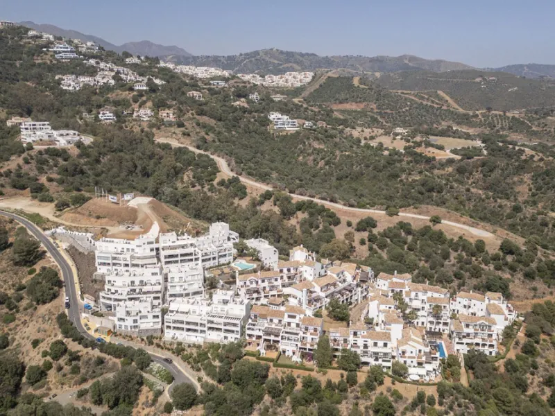 STUNNING penthouse duplex in the beautiful, newly built modern complex, located in Elements, Altos de Marbella, just a 7-minute drive from alluring beaches and the Marbella arch, and an additional 5-minute drive to La Cañada and the charming Marbella Old 