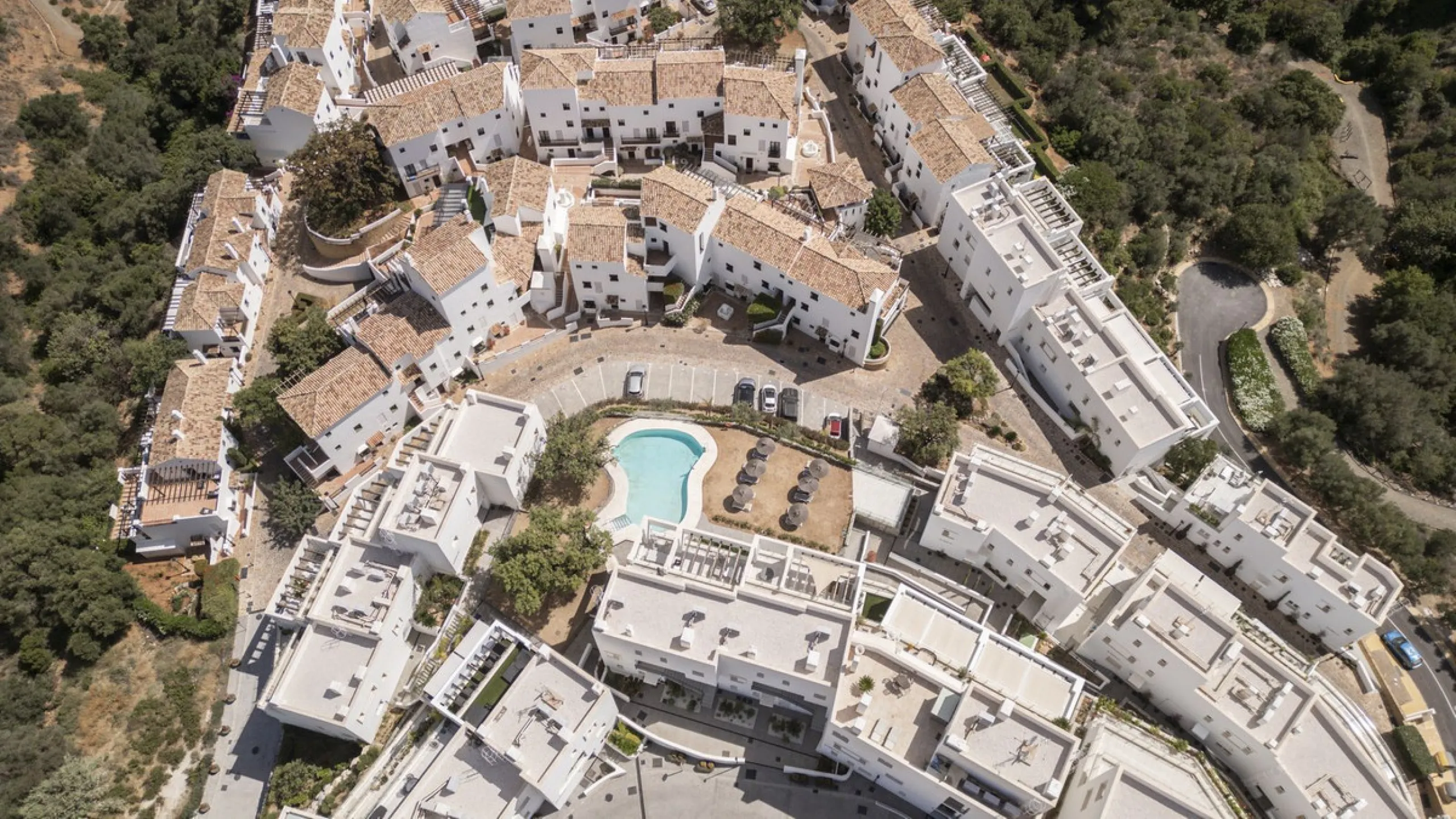 STUNNING penthouse duplex in the beautiful, newly built modern complex, located in Elements, Altos de Marbella, just a 7-minute drive from alluring beaches and the Marbella arch, and an additional 5-minute drive to La Cañada and the charming Marbella Old 