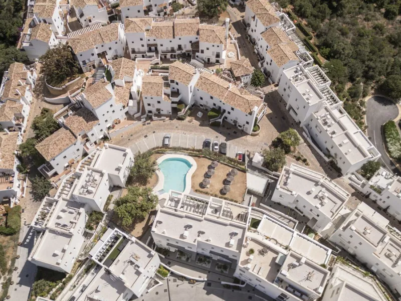 STUNNING penthouse duplex in the beautiful, newly built modern complex, located in Elements, Altos de Marbella, just a 7-minute drive from alluring beaches and the Marbella arch, and an additional 5-minute drive to La Cañada and the charming Marbella Old 