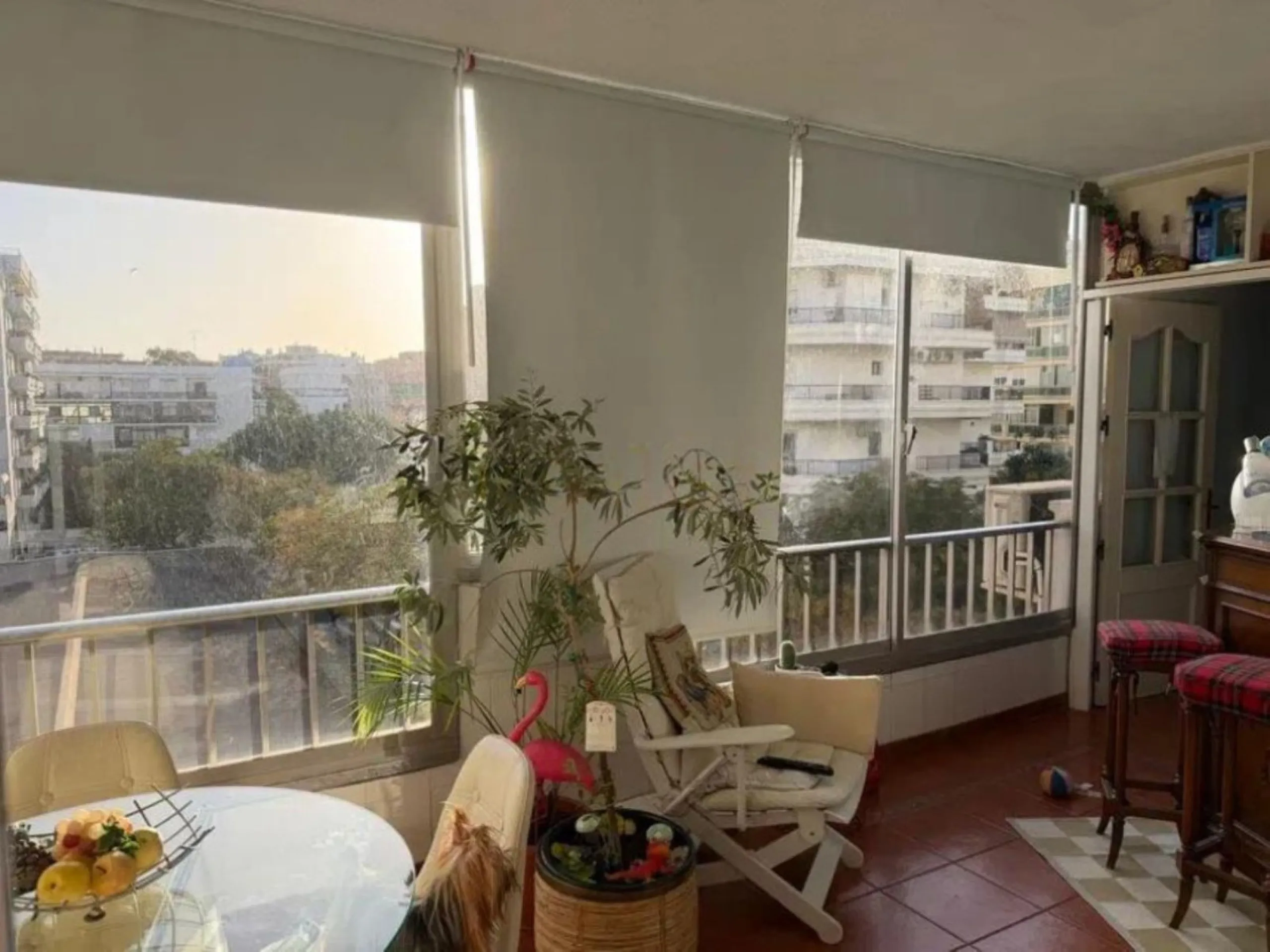 Two minutes walk from the Paseo Marítimo and with all services at hand (supermarkets, banks, bus stops, health center that will open soon, etc. ). The house, of 74 square meters built plus 27 of closed terrace, consists of an entrance hall, two bedrooms (