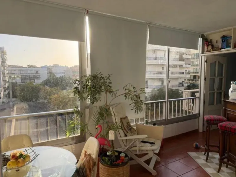 Two minutes walk from the Paseo Marítimo and with all services at hand (supermarkets, banks, bus stops, health center that will open soon, etc. ). The house, of 74 square meters built plus 27 of closed terrace, consists of an entrance hall, two bedrooms (