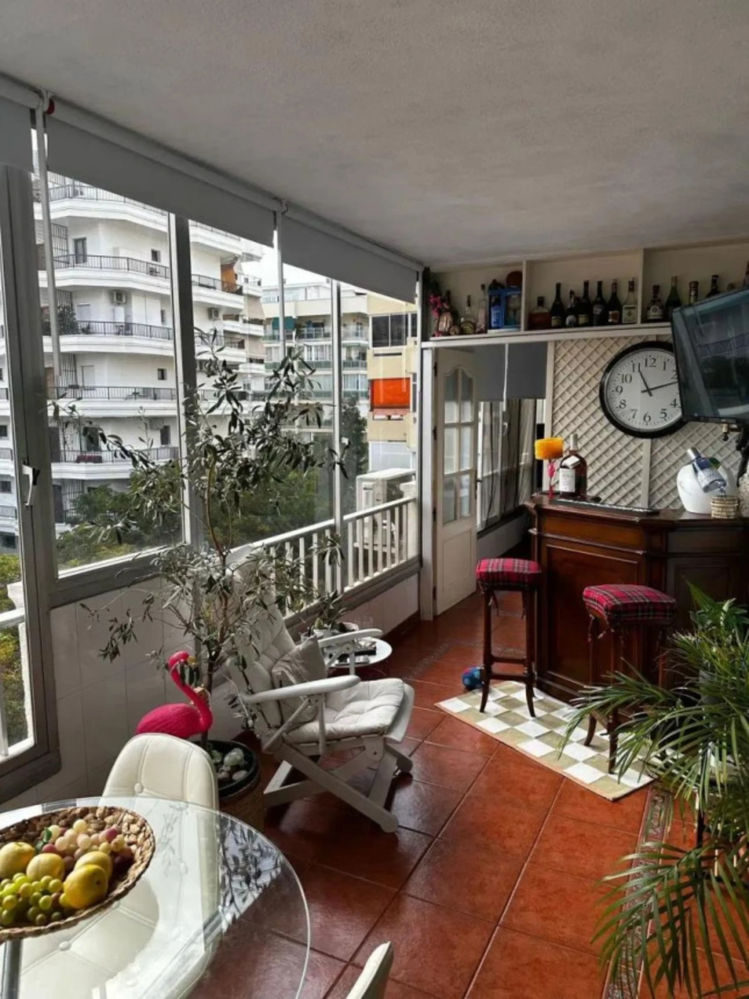 Two minutes walk from the Paseo Marítimo and with all services at hand (supermarkets, banks, bus stops, health center that will open soon, etc. ). The house, of 74 square meters built plus 27 of closed terrace, consists of an entrance hall, two bedrooms (