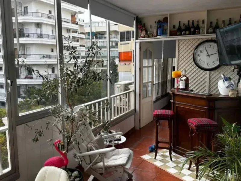 Two minutes walk from the Paseo Marítimo and with all services at hand (supermarkets, banks, bus stops, health center that will open soon, etc. ). The house, of 74 square meters built plus 27 of closed terrace, consists of an entrance hall, two bedrooms (