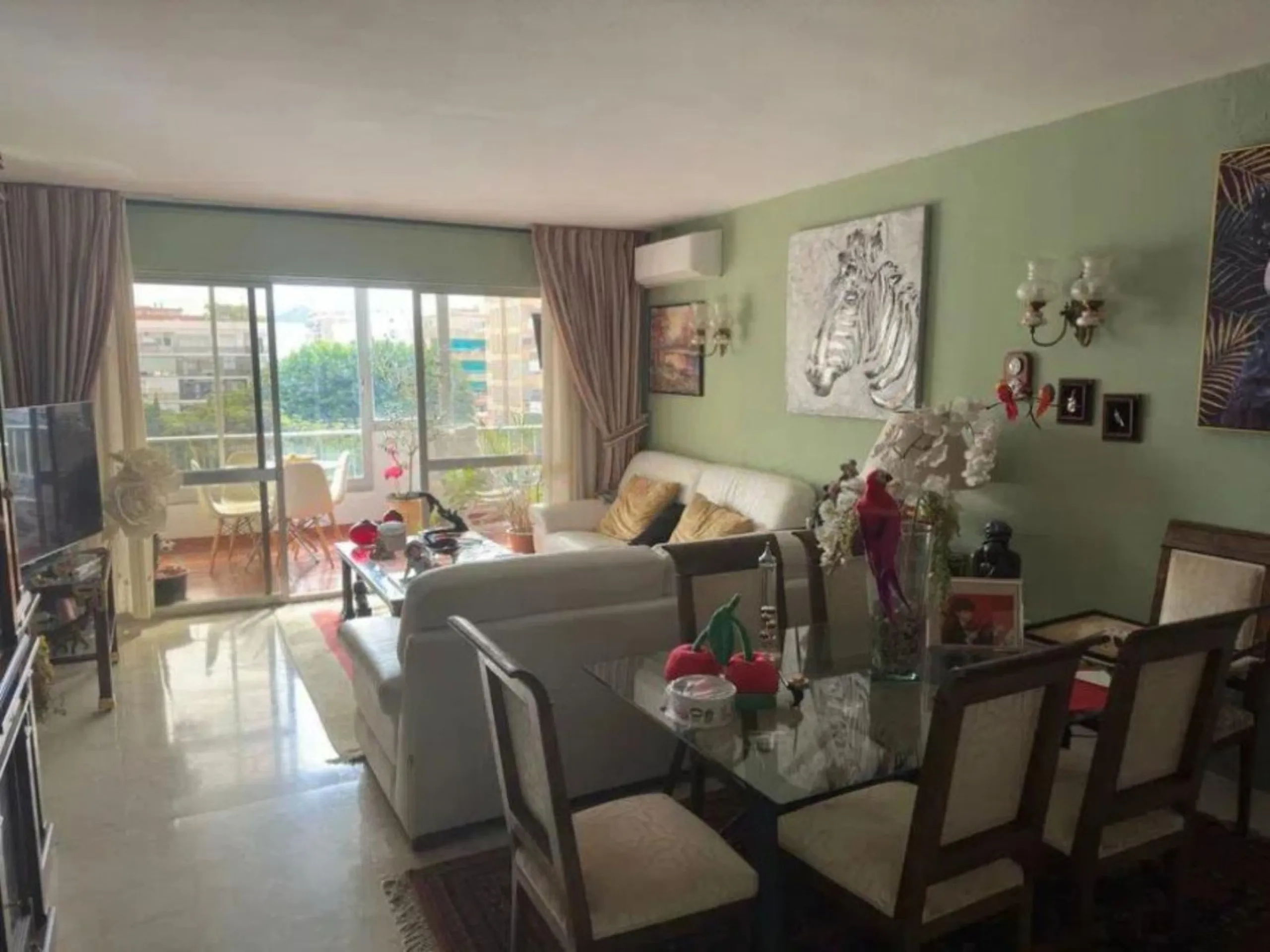 Two minutes walk from the Paseo Marítimo and with all services at hand (supermarkets, banks, bus stops, health center that will open soon, etc. ). The house, of 74 square meters built plus 27 of closed terrace, consists of an entrance hall, two bedrooms (