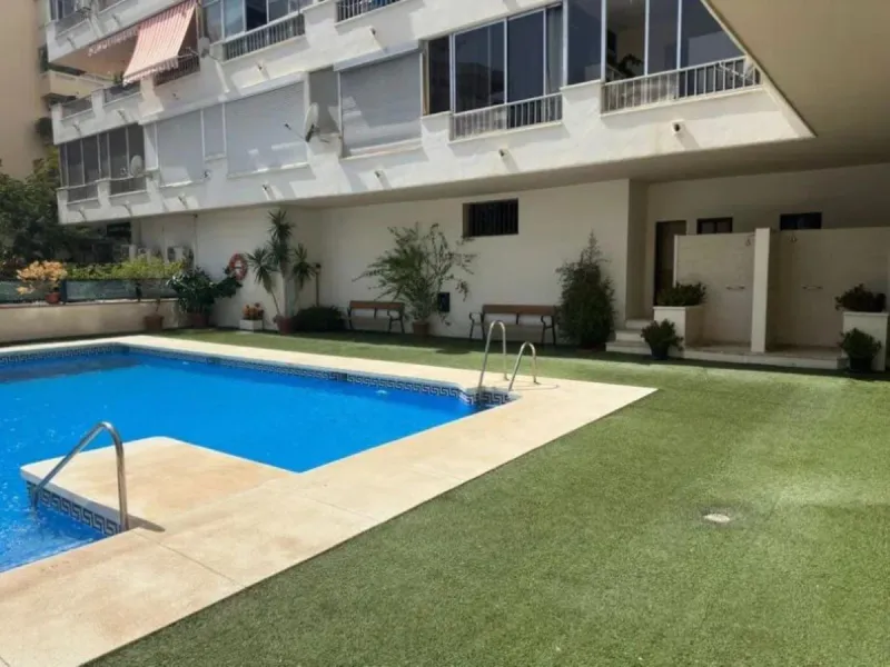 Two minutes walk from the Paseo Marítimo and with all services at hand (supermarkets, banks, bus stops, health center that will open soon, etc. ). The house, of 74 square meters built plus 27 of closed terrace, consists of an entrance hall, two bedrooms (