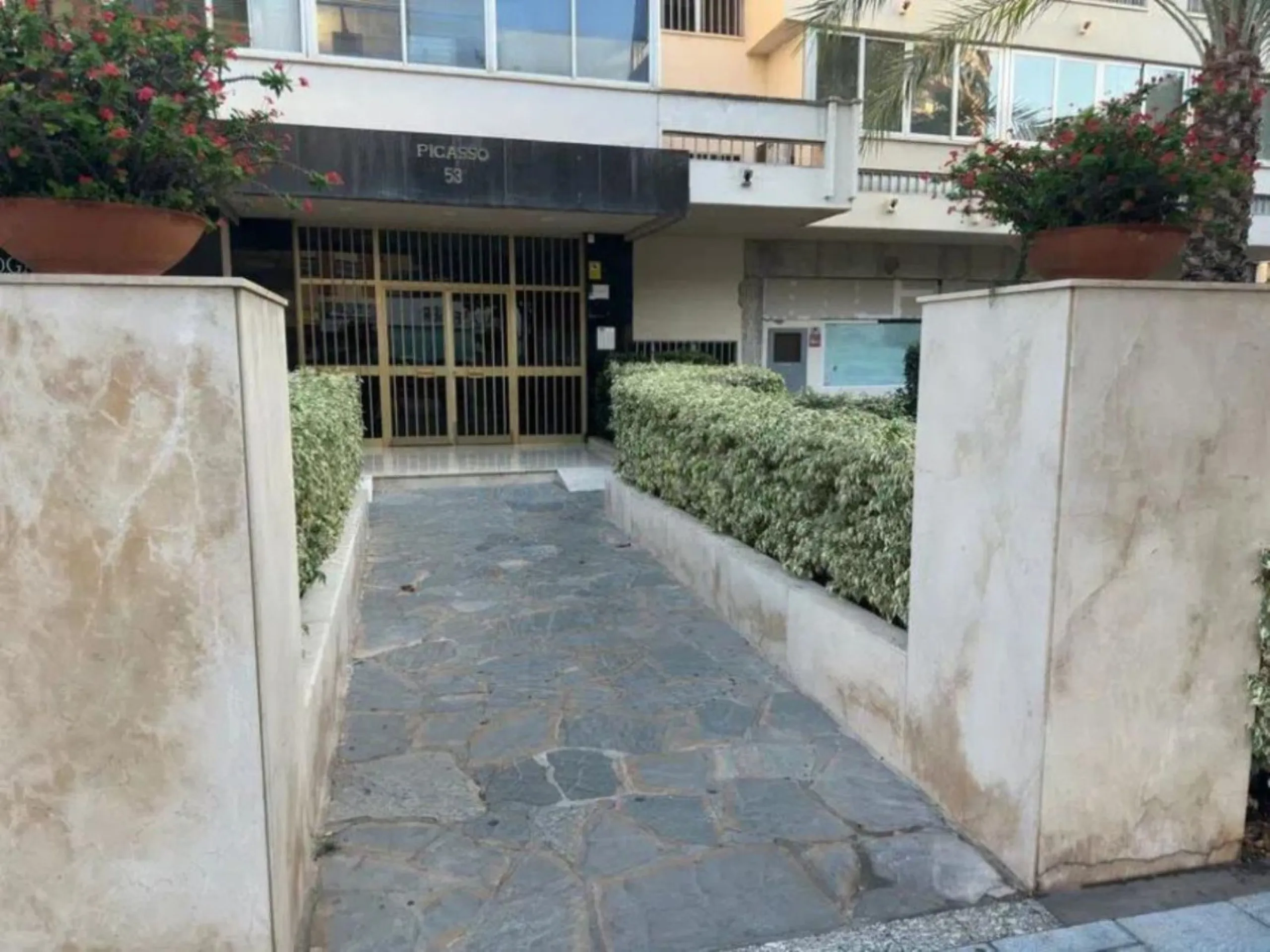 Two minutes walk from the Paseo Marítimo and with all services at hand (supermarkets, banks, bus stops, health center that will open soon, etc. ). The house, of 74 square meters built plus 27 of closed terrace, consists of an entrance hall, two bedrooms (