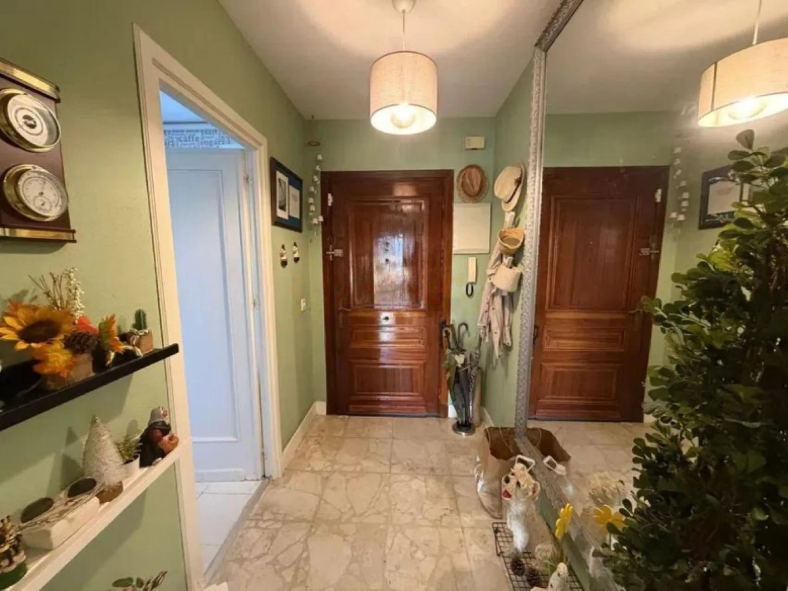 Two minutes walk from the Paseo Marítimo and with all services at hand (supermarkets, banks, bus stops, health center that will open soon, etc. ). The house, of 74 square meters built plus 27 of closed terrace, consists of an entrance hall, two bedrooms (