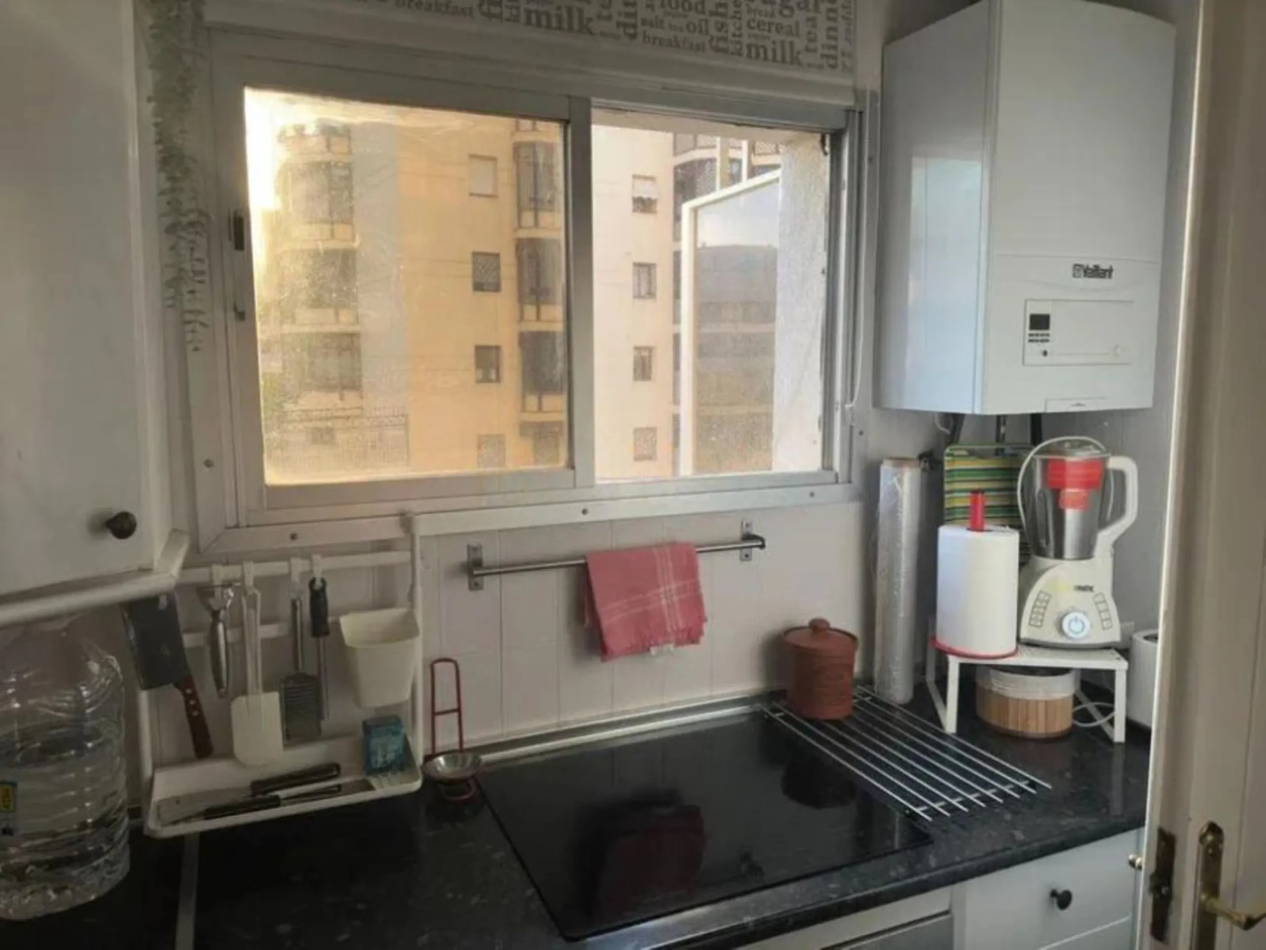 Two minutes walk from the Paseo Marítimo and with all services at hand (supermarkets, banks, bus stops, health center that will open soon, etc. ). The house, of 74 square meters built plus 27 of closed terrace, consists of an entrance hall, two bedrooms (