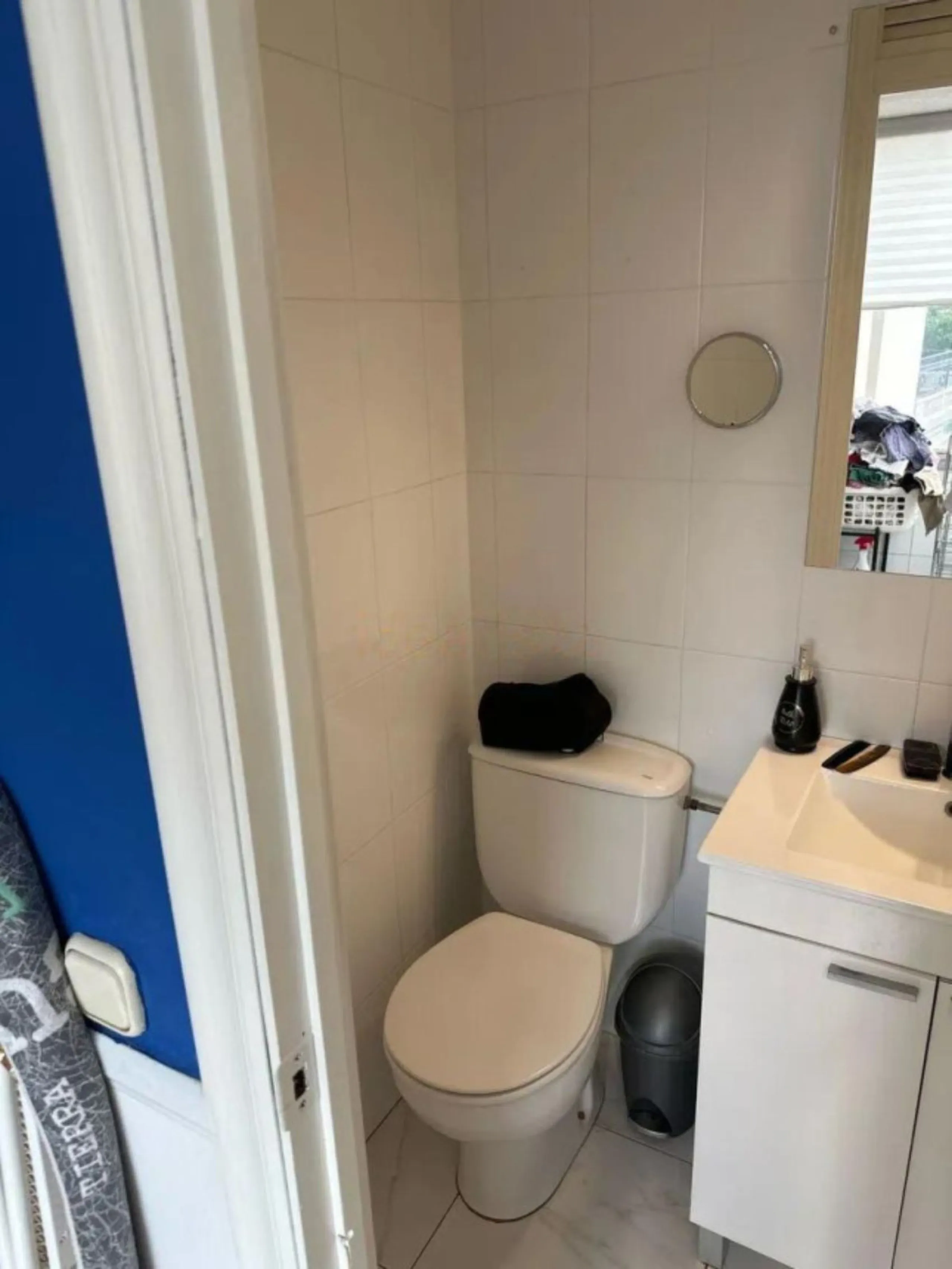 Two minutes walk from the Paseo Marítimo and with all services at hand (supermarkets, banks, bus stops, health center that will open soon, etc. ). The house, of 74 square meters built plus 27 of closed terrace, consists of an entrance hall, two bedrooms (