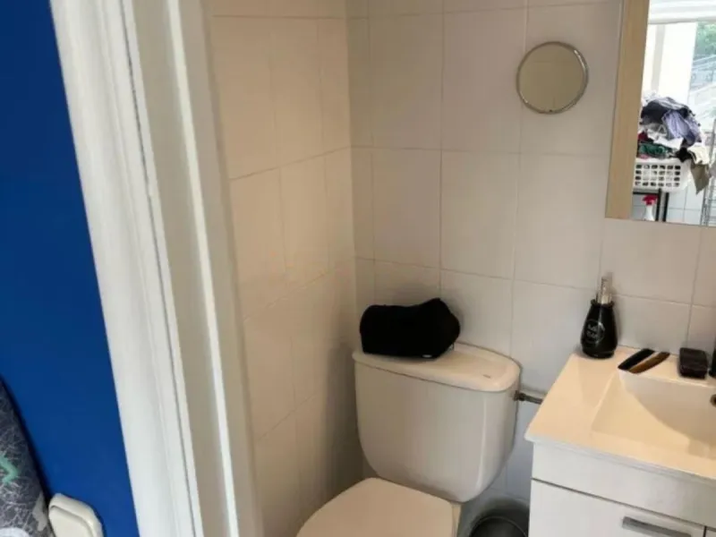 Two minutes walk from the Paseo Marítimo and with all services at hand (supermarkets, banks, bus stops, health center that will open soon, etc. ). The house, of 74 square meters built plus 27 of closed terrace, consists of an entrance hall, two bedrooms (
