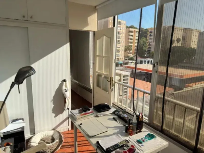 Two minutes walk from the Paseo Marítimo and with all services at hand (supermarkets, banks, bus stops, health center that will open soon, etc. ). The house, of 74 square meters built plus 27 of closed terrace, consists of an entrance hall, two bedrooms (