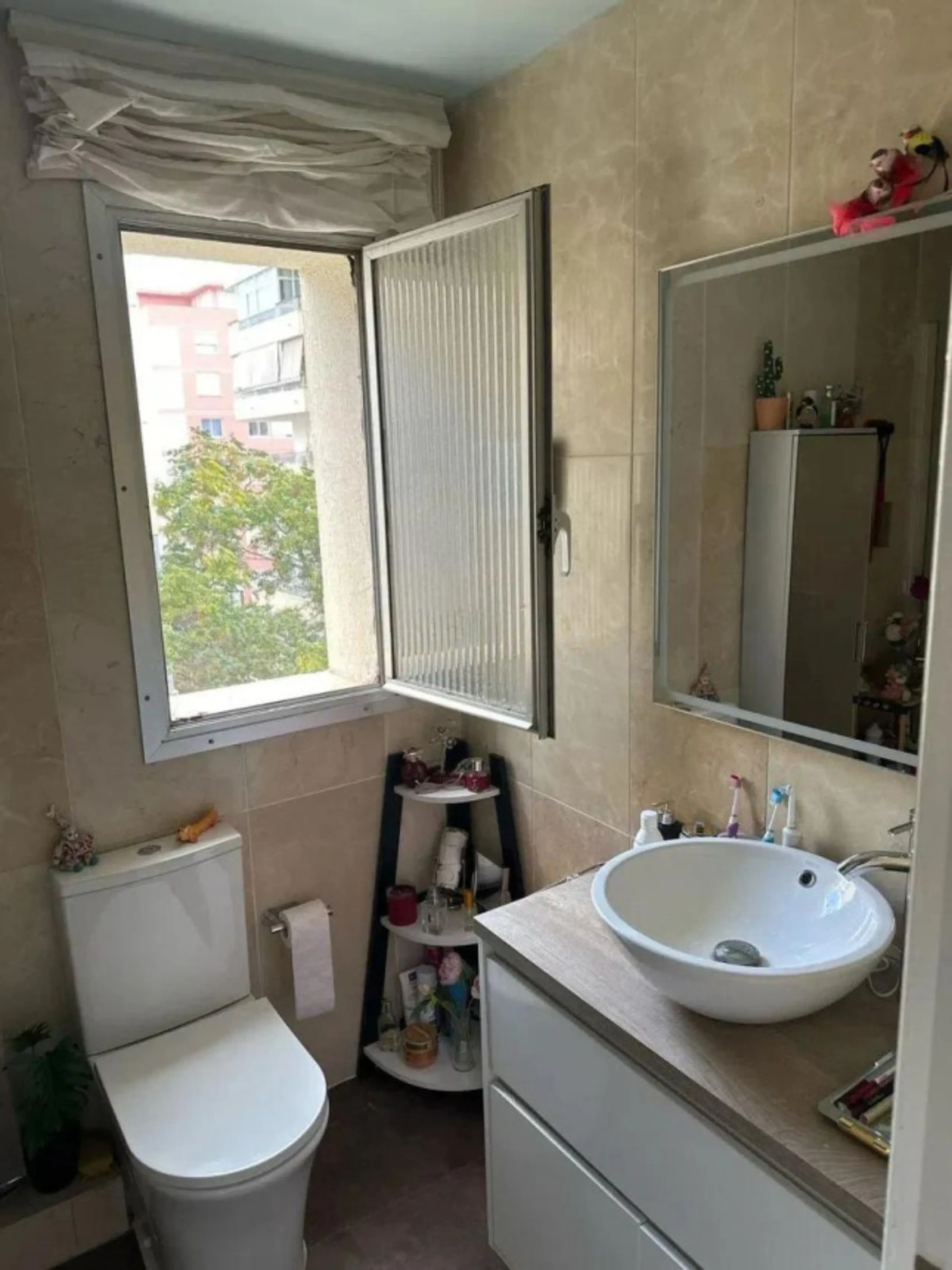Two minutes walk from the Paseo Marítimo and with all services at hand (supermarkets, banks, bus stops, health center that will open soon, etc. ). The house, of 74 square meters built plus 27 of closed terrace, consists of an entrance hall, two bedrooms (