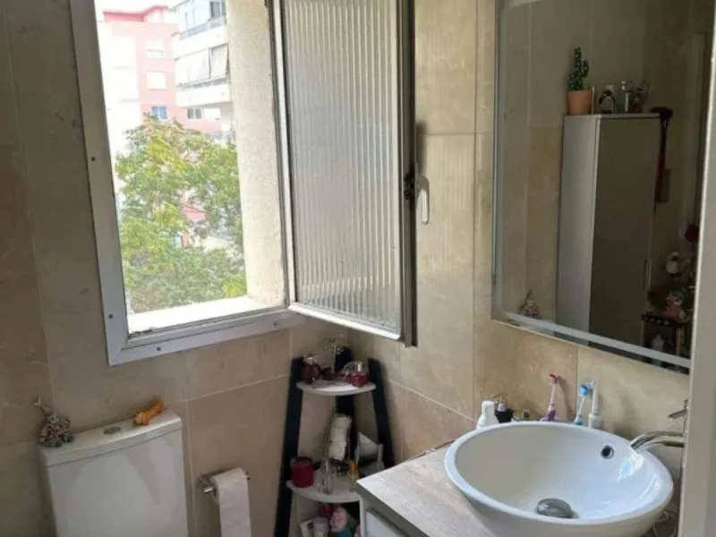 Two minutes walk from the Paseo Marítimo and with all services at hand (supermarkets, banks, bus stops, health center that will open soon, etc. ). The house, of 74 square meters built plus 27 of closed terrace, consists of an entrance hall, two bedrooms (
