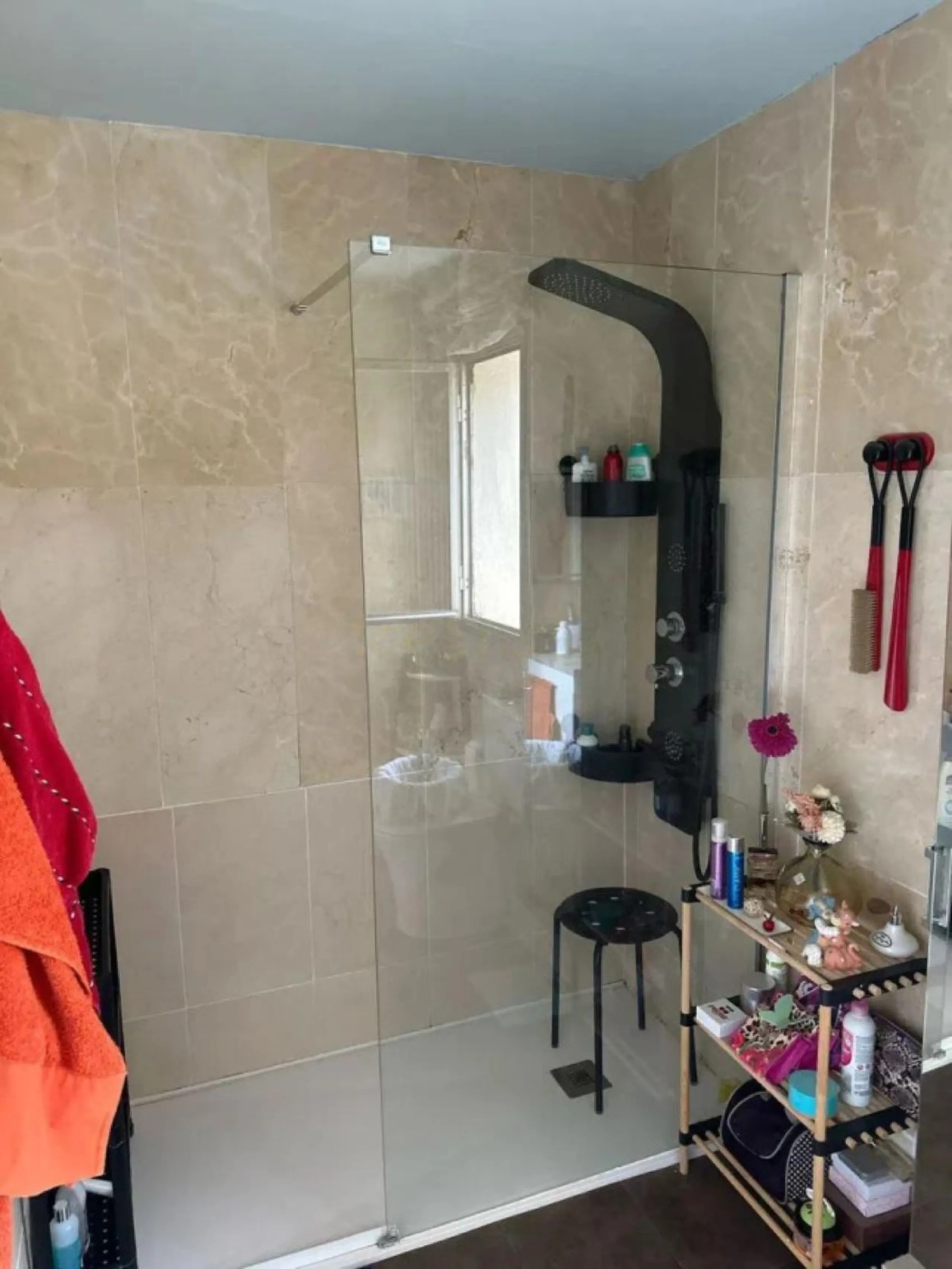 Two minutes walk from the Paseo Marítimo and with all services at hand (supermarkets, banks, bus stops, health center that will open soon, etc. ). The house, of 74 square meters built plus 27 of closed terrace, consists of an entrance hall, two bedrooms (