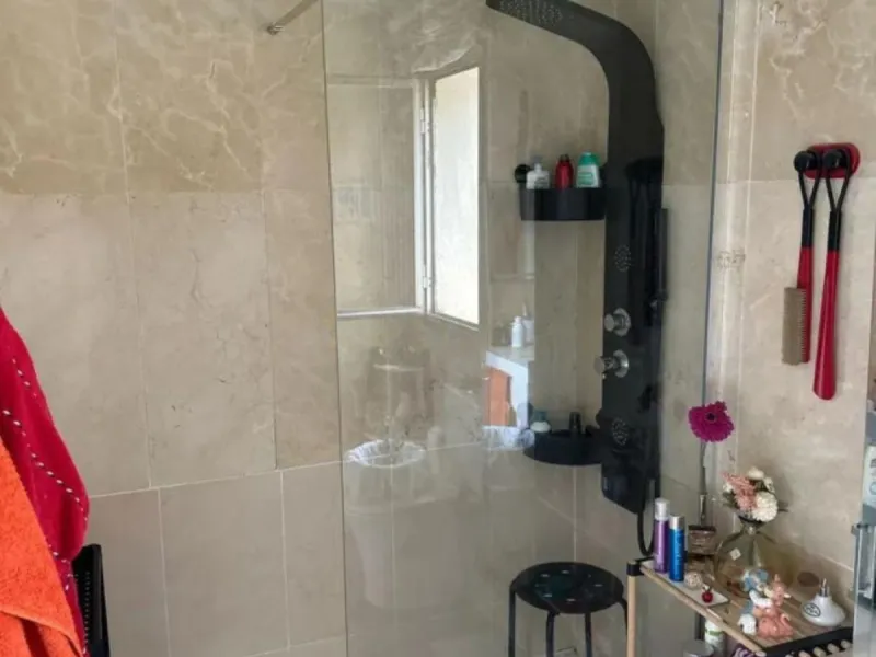 Two minutes walk from the Paseo Marítimo and with all services at hand (supermarkets, banks, bus stops, health center that will open soon, etc. ). The house, of 74 square meters built plus 27 of closed terrace, consists of an entrance hall, two bedrooms (