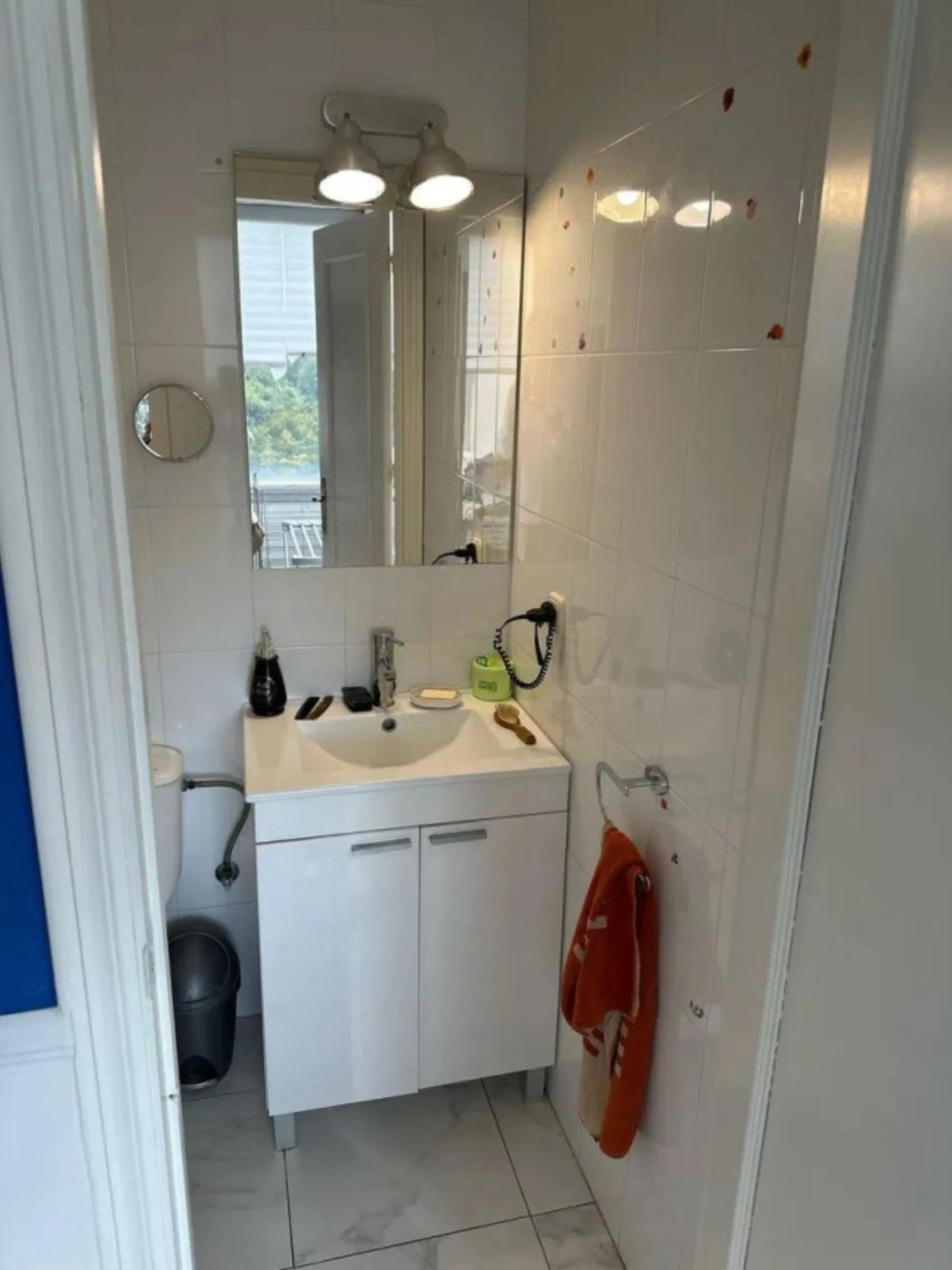 Two minutes walk from the Paseo Marítimo and with all services at hand (supermarkets, banks, bus stops, health center that will open soon, etc. ). The house, of 74 square meters built plus 27 of closed terrace, consists of an entrance hall, two bedrooms (