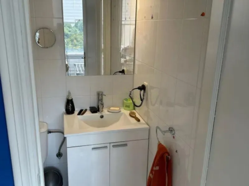 Two minutes walk from the Paseo Marítimo and with all services at hand (supermarkets, banks, bus stops, health center that will open soon, etc. ). The house, of 74 square meters built plus 27 of closed terrace, consists of an entrance hall, two bedrooms (