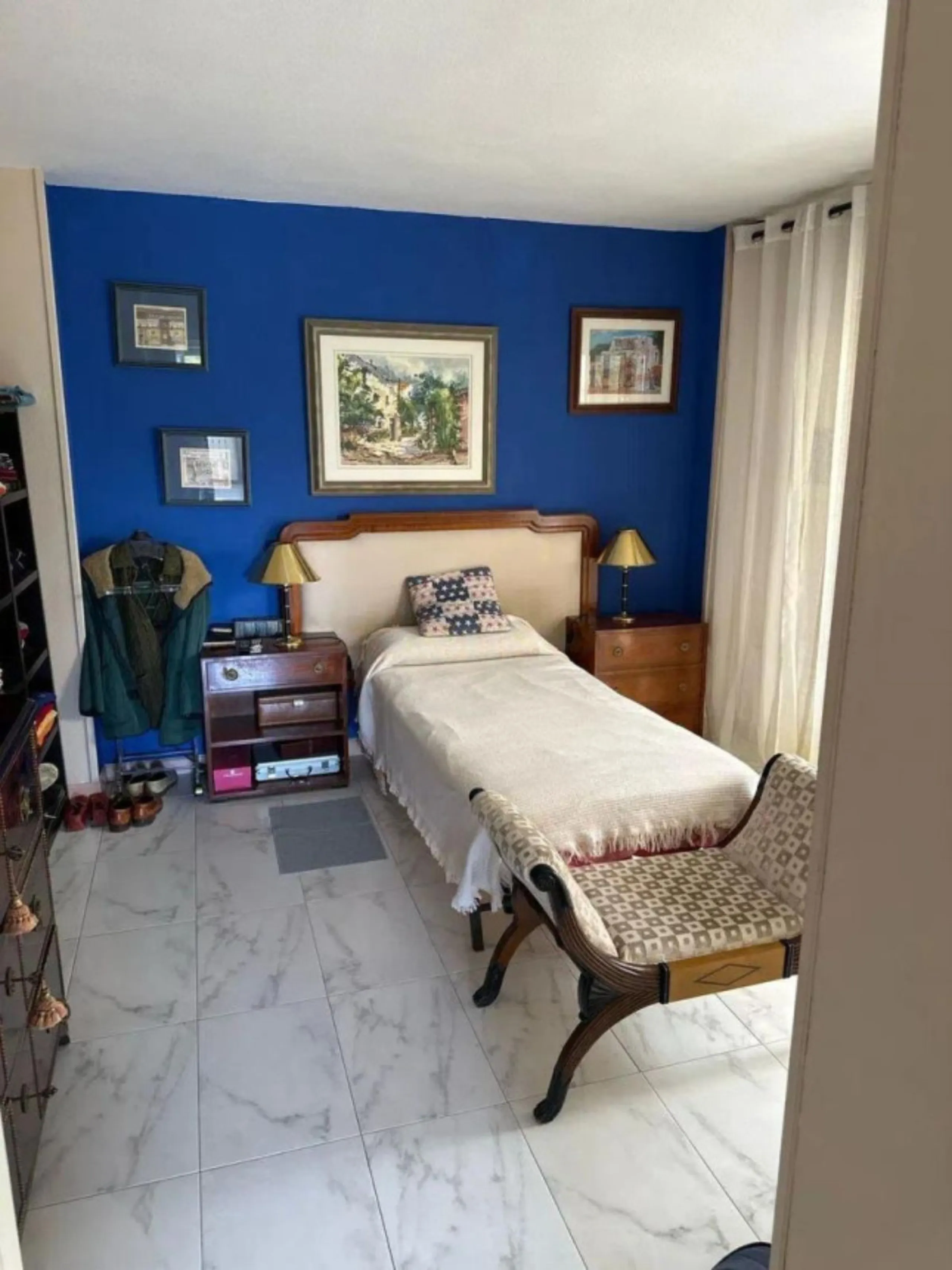 Two minutes walk from the Paseo Marítimo and with all services at hand (supermarkets, banks, bus stops, health center that will open soon, etc. ). The house, of 74 square meters built plus 27 of closed terrace, consists of an entrance hall, two bedrooms (