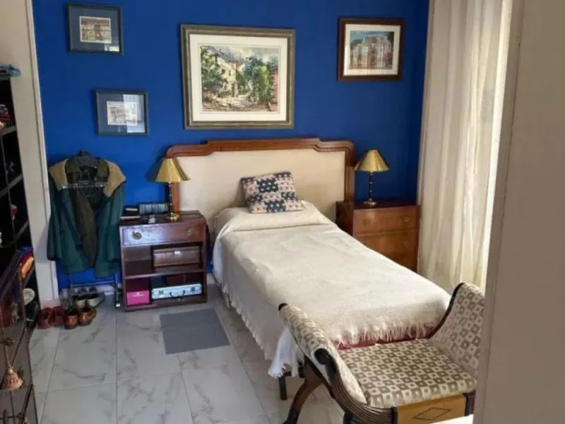 Two minutes walk from the Paseo Marítimo and with all services at hand (supermarkets, banks, bus stops, health center that will open soon, etc. ). The house, of 74 square meters built plus 27 of closed terrace, consists of an entrance hall, two bedrooms (