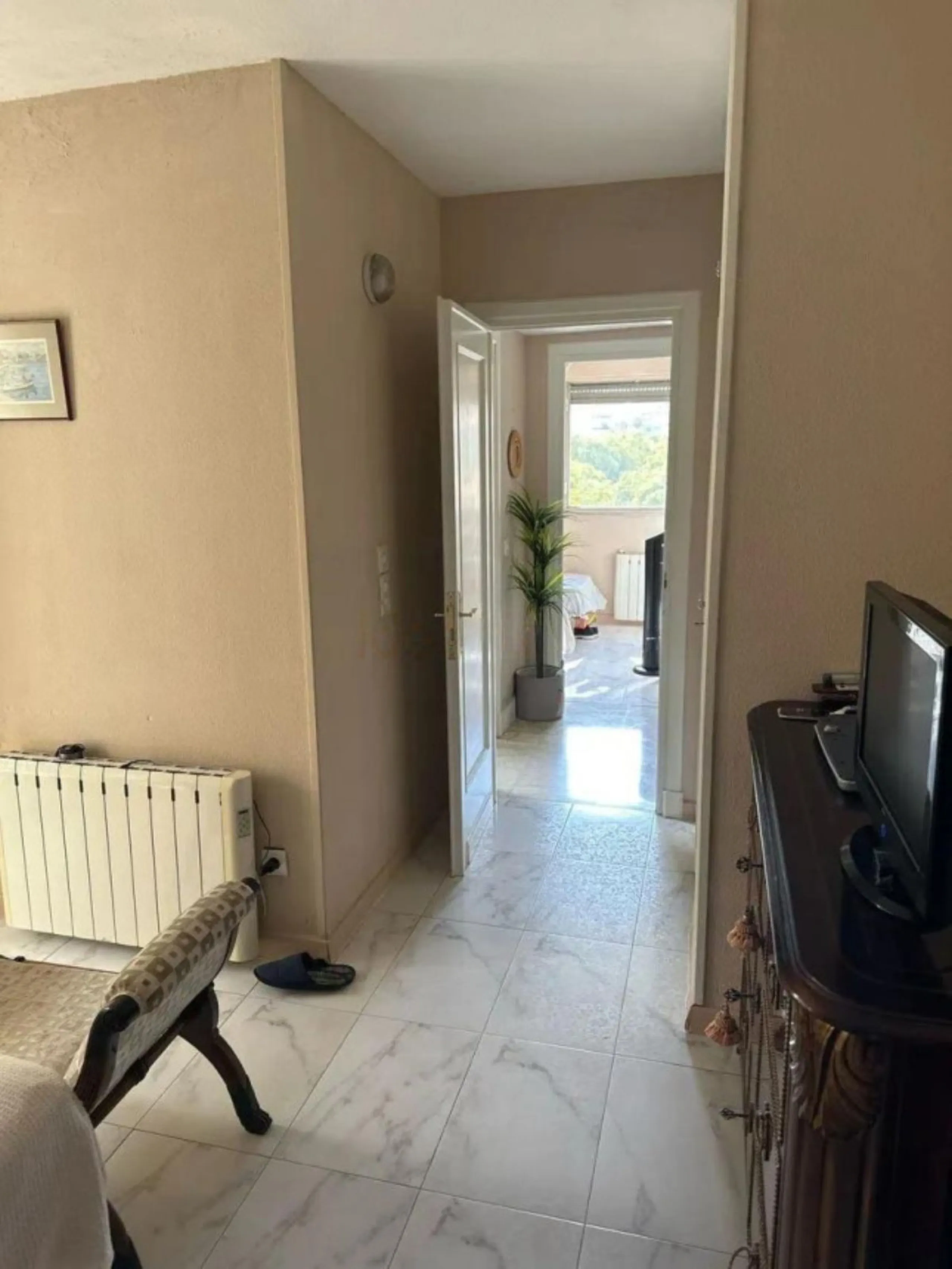 Two minutes walk from the Paseo Marítimo and with all services at hand (supermarkets, banks, bus stops, health center that will open soon, etc. ). The house, of 74 square meters built plus 27 of closed terrace, consists of an entrance hall, two bedrooms (