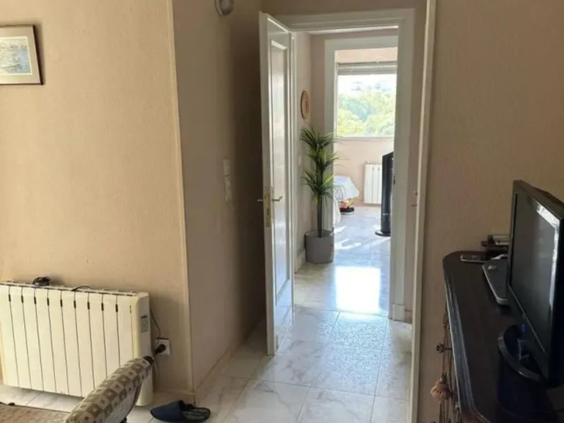 Two minutes walk from the Paseo Marítimo and with all services at hand (supermarkets, banks, bus stops, health center that will open soon, etc. ). The house, of 74 square meters built plus 27 of closed terrace, consists of an entrance hall, two bedrooms (