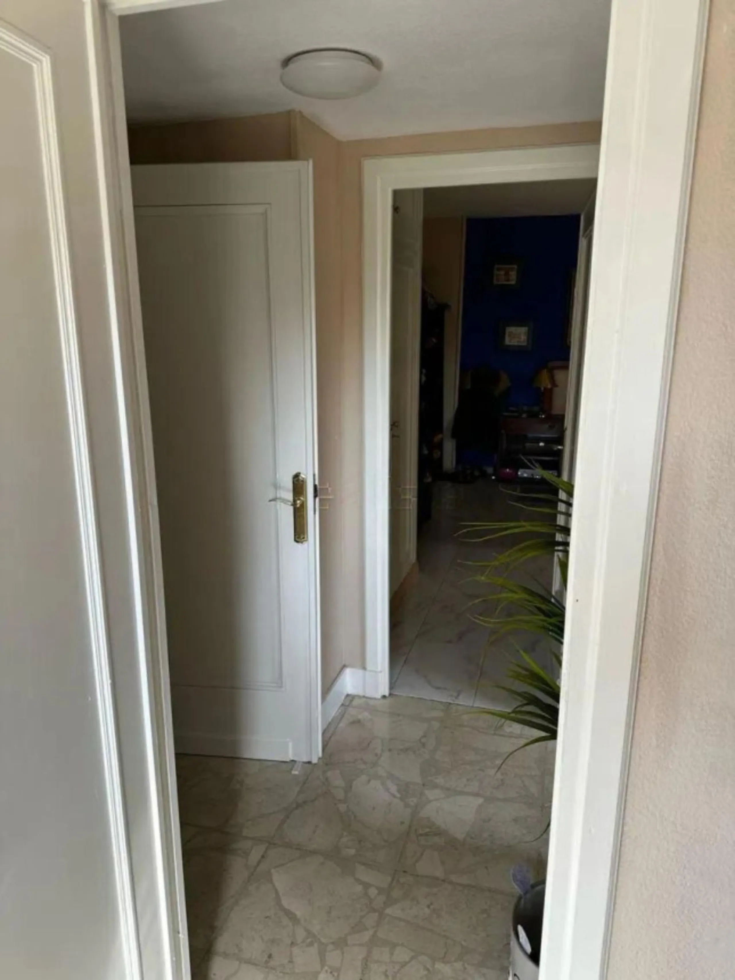 Two minutes walk from the Paseo Marítimo and with all services at hand (supermarkets, banks, bus stops, health center that will open soon, etc. ). The house, of 74 square meters built plus 27 of closed terrace, consists of an entrance hall, two bedrooms (
