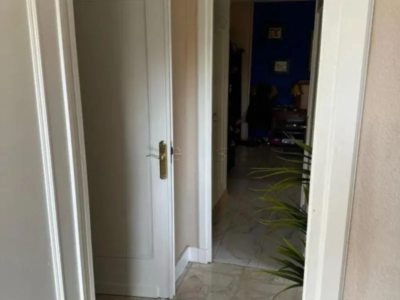Two minutes walk from the Paseo Marítimo and with all services at hand (supermarkets, banks, bus stops, health center that will open soon, etc. ). The house, of 74 square meters built plus 27 of closed terrace, consists of an entrance hall, two bedrooms (