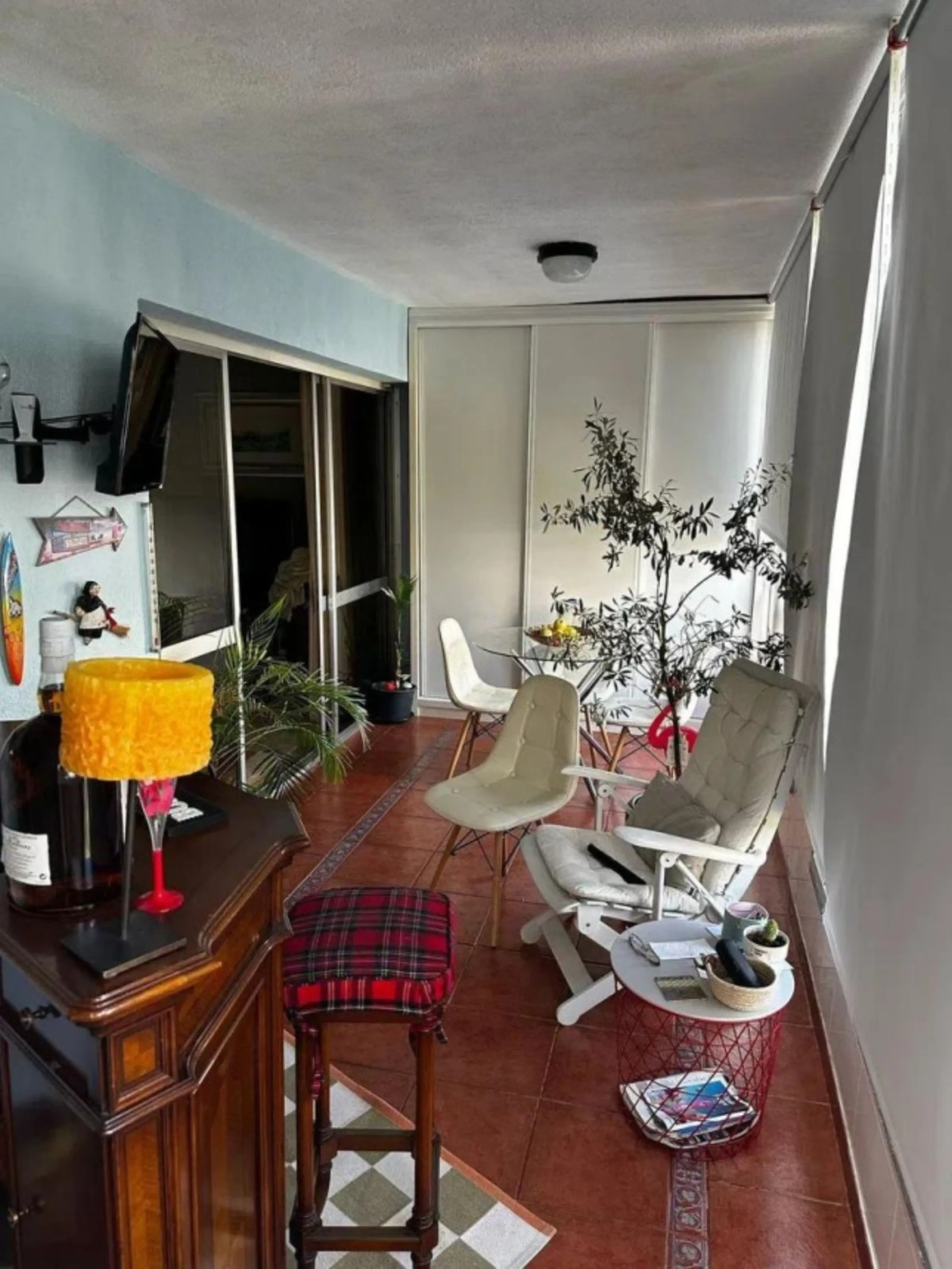 Two minutes walk from the Paseo Marítimo and with all services at hand (supermarkets, banks, bus stops, health center that will open soon, etc. ). The house, of 74 square meters built plus 27 of closed terrace, consists of an entrance hall, two bedrooms (