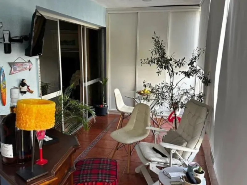 Two minutes walk from the Paseo Marítimo and with all services at hand (supermarkets, banks, bus stops, health center that will open soon, etc. ). The house, of 74 square meters built plus 27 of closed terrace, consists of an entrance hall, two bedrooms (