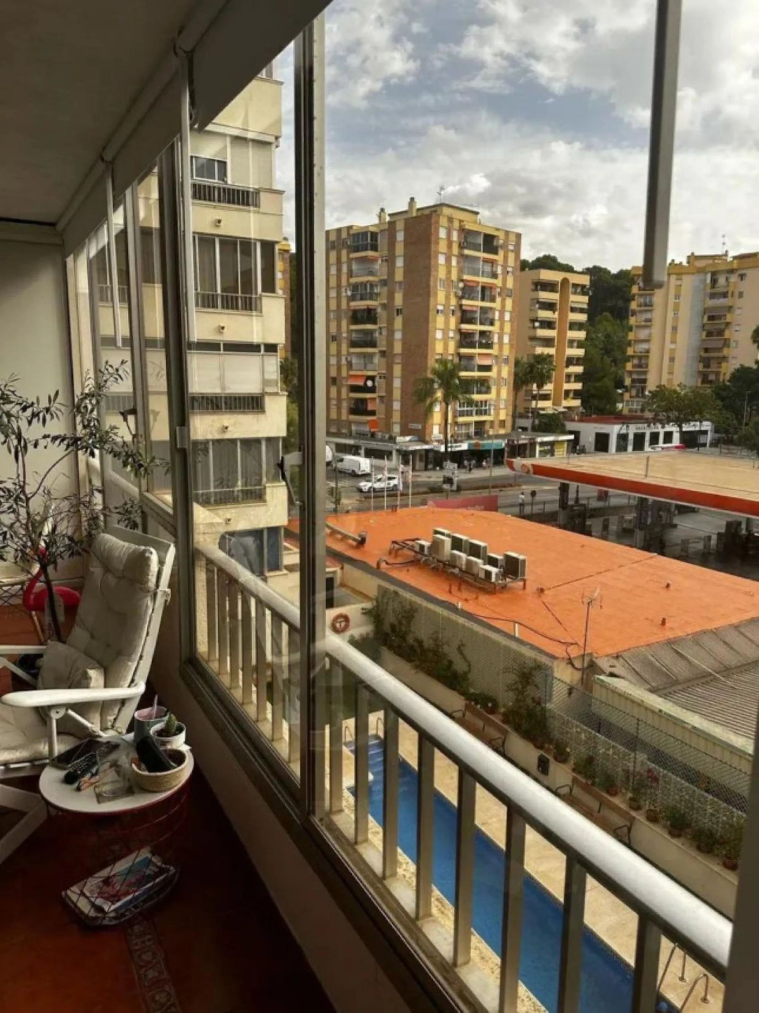 Two minutes walk from the Paseo Marítimo and with all services at hand (supermarkets, banks, bus stops, health center that will open soon, etc. ). The house, of 74 square meters built plus 27 of closed terrace, consists of an entrance hall, two bedrooms (