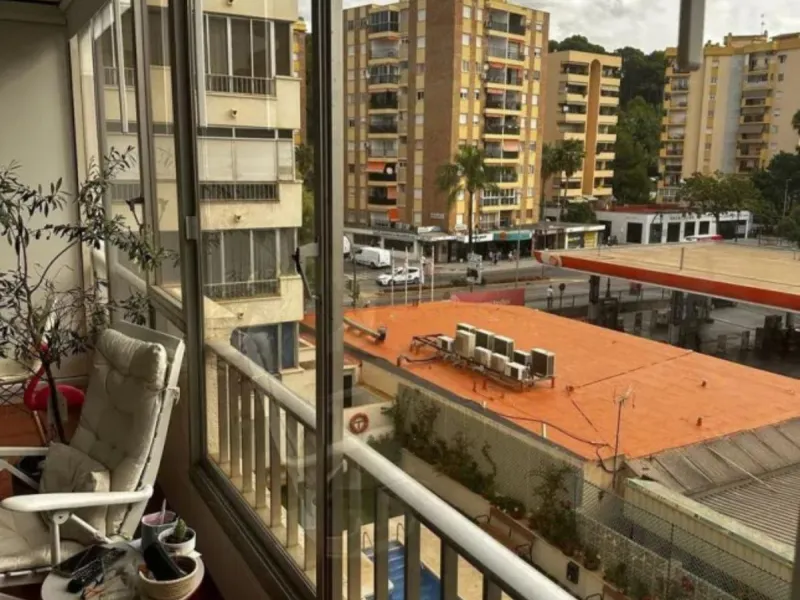 Two minutes walk from the Paseo Marítimo and with all services at hand (supermarkets, banks, bus stops, health center that will open soon, etc. ). The house, of 74 square meters built plus 27 of closed terrace, consists of an entrance hall, two bedrooms (