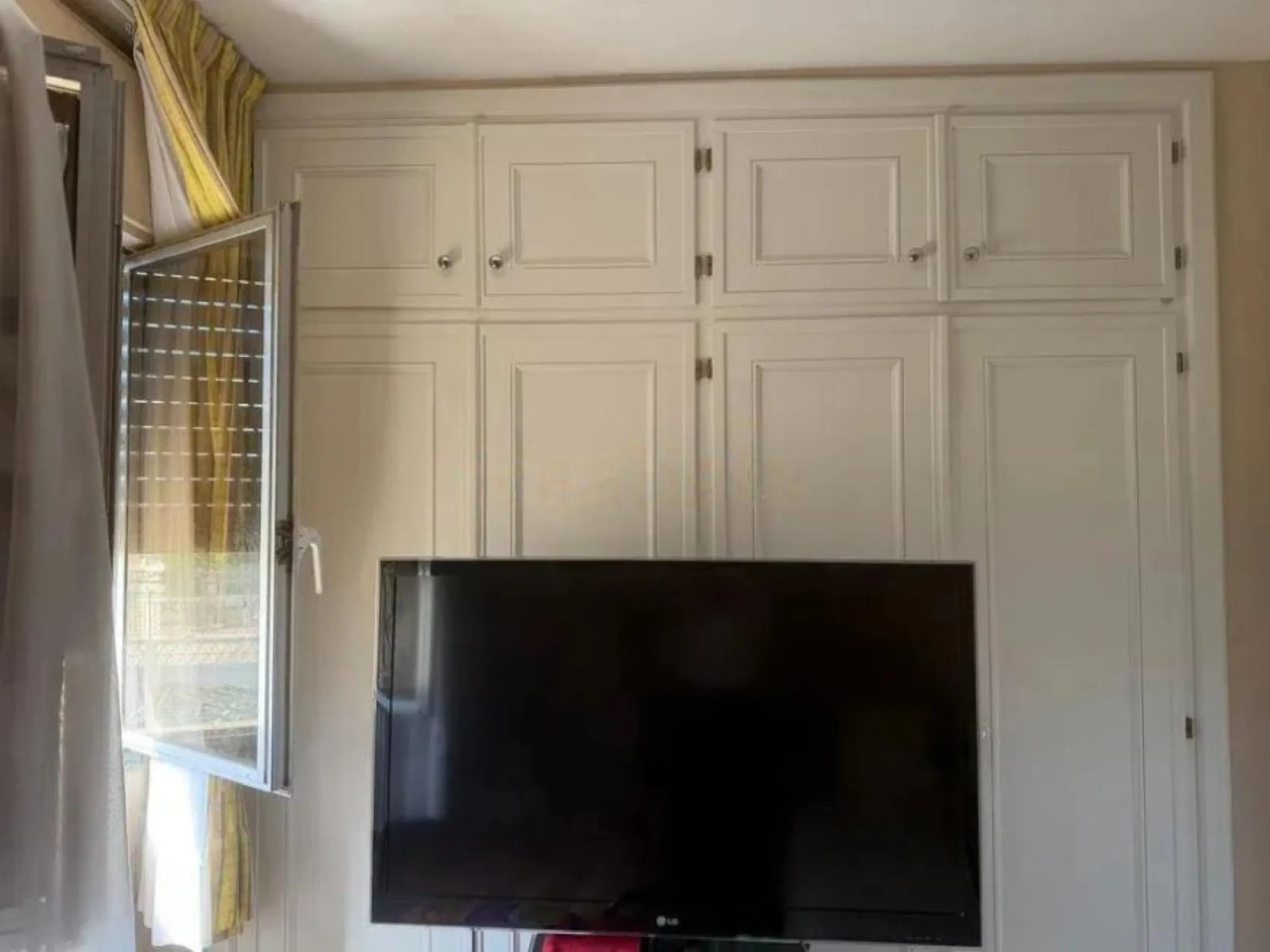 Two minutes walk from the Paseo Marítimo and with all services at hand (supermarkets, banks, bus stops, health center that will open soon, etc. ). The house, of 74 square meters built plus 27 of closed terrace, consists of an entrance hall, two bedrooms (