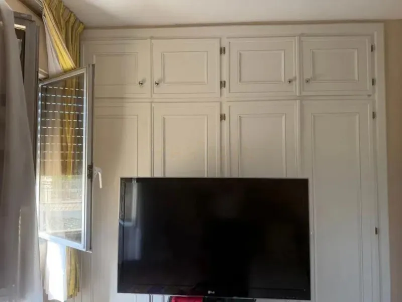 Two minutes walk from the Paseo Marítimo and with all services at hand (supermarkets, banks, bus stops, health center that will open soon, etc. ). The house, of 74 square meters built plus 27 of closed terrace, consists of an entrance hall, two bedrooms (