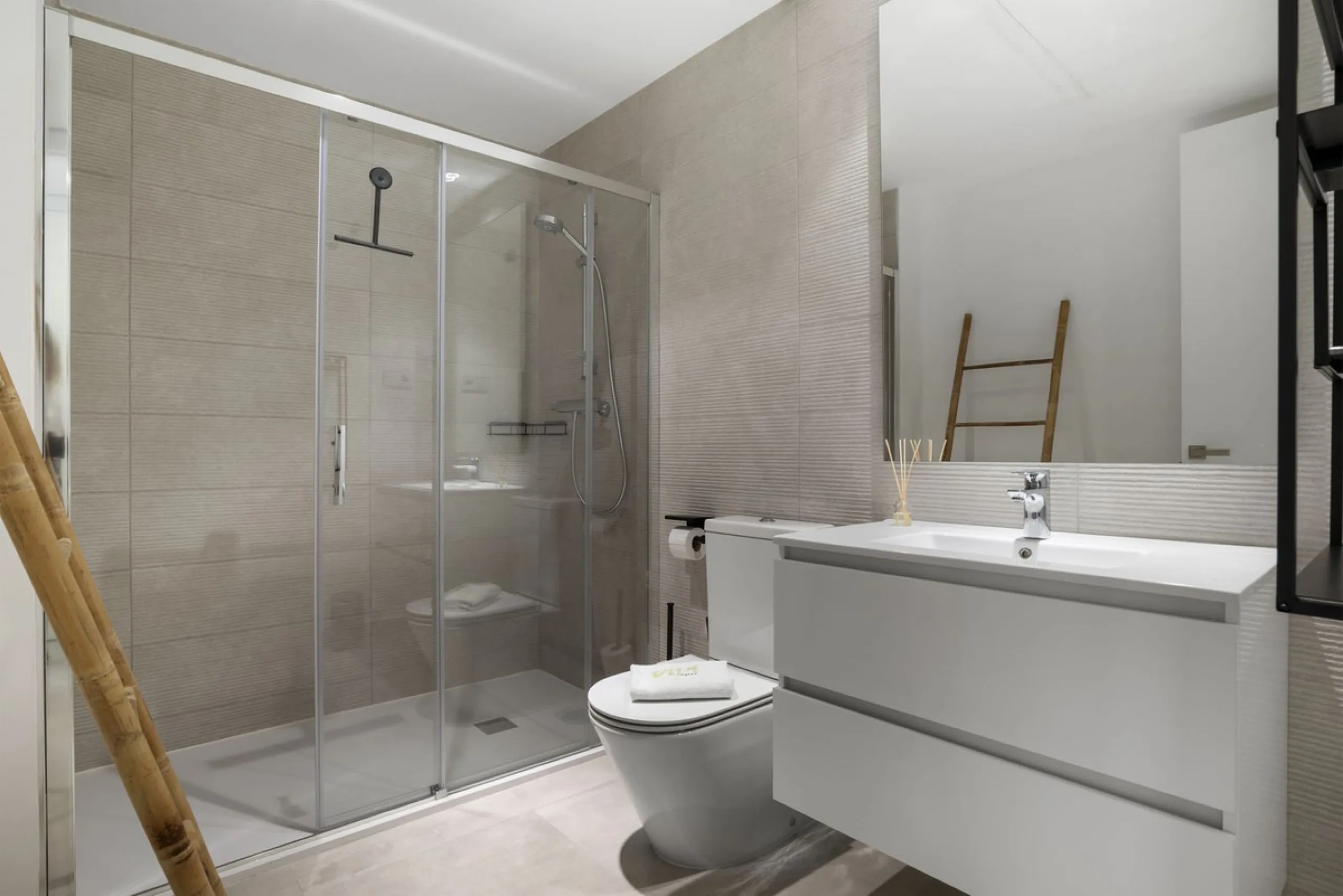 This property introduces a refreshed lifestyle concept in the heart of Estepona, where top-tier quality meets forward-thinking, contemporary design..
