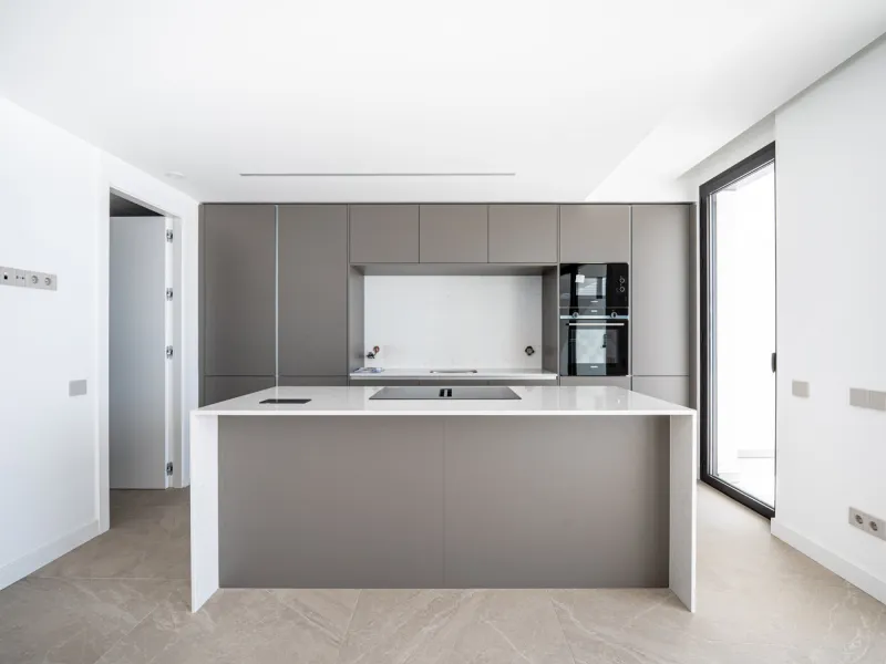 Penthouse Alma is a brand-new duplex home in a secure gated community in Marbella East. It has two ensuite bedrooms, a guest bathroom, and an open-plan living space that connects the kitchen, dining, and lounge areas. Floor-to-ceiling windows fill the hom